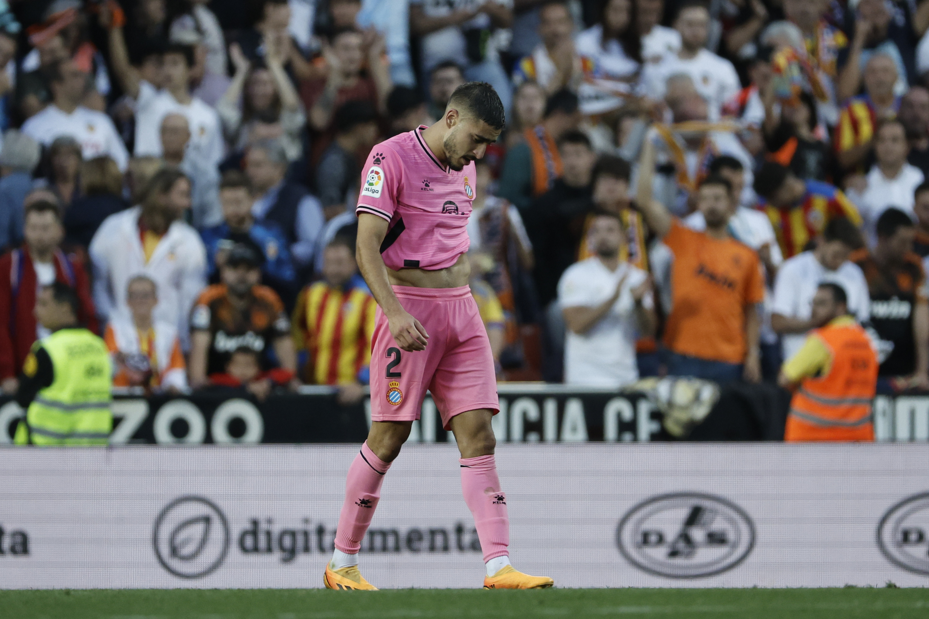 El defensa del Espanyol Oscar Gil al término del partido contra el Valencia.