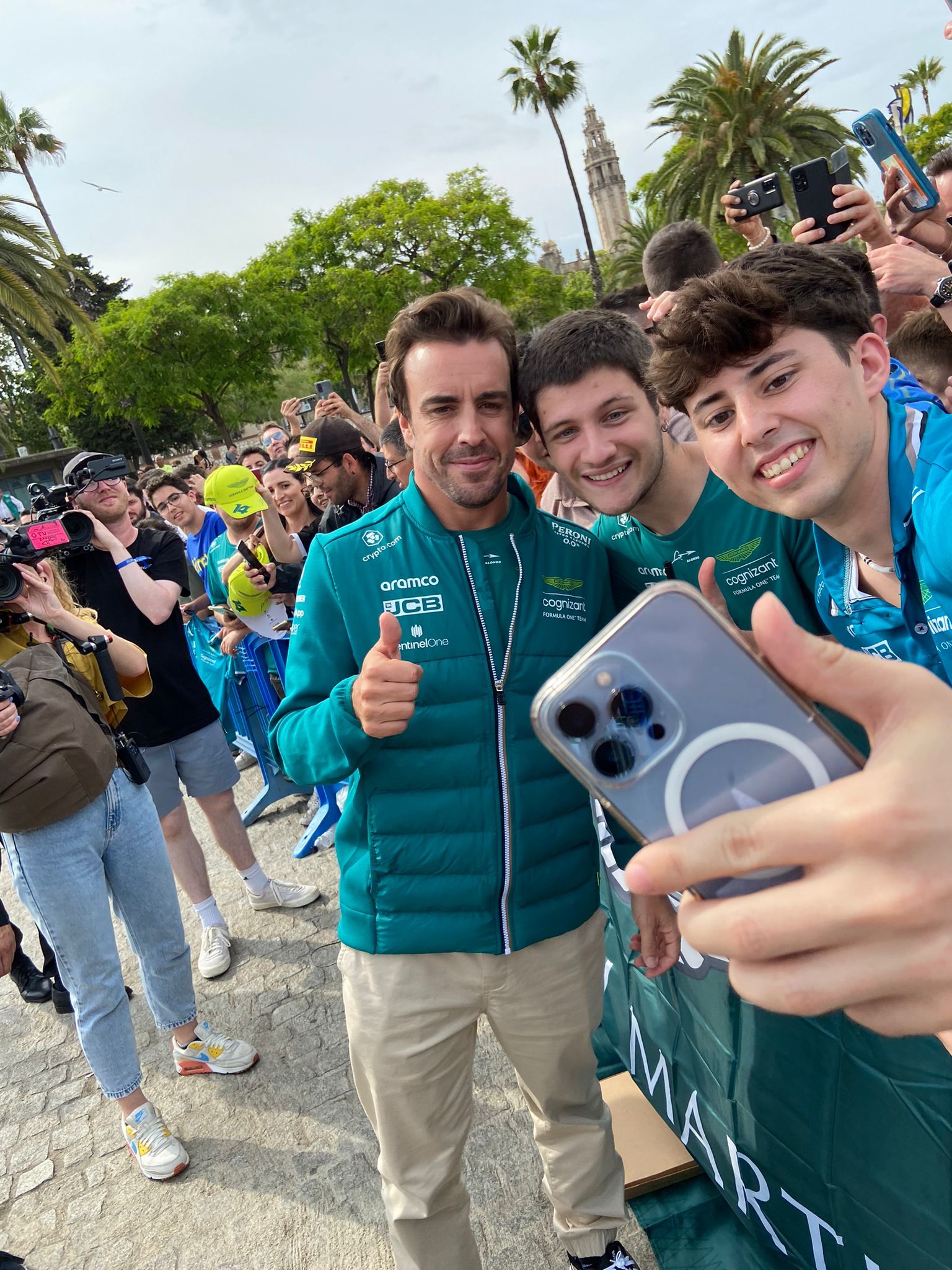 Fernando Alonso tomándose una foto con algunos de sus seguidores, este miércoles, en Barcelona.