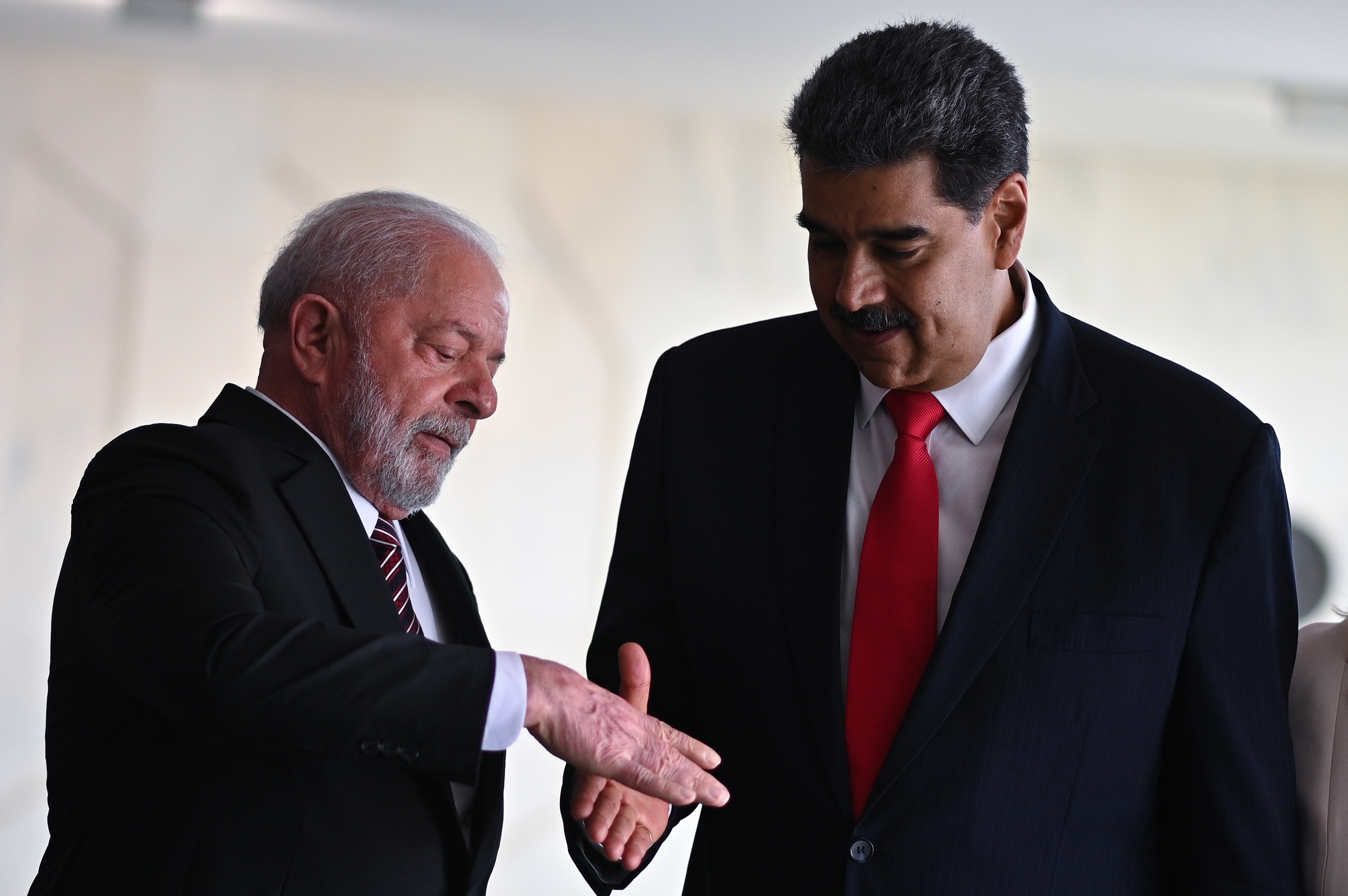 Lula estrecha la mano de Maduro en Brasilia.