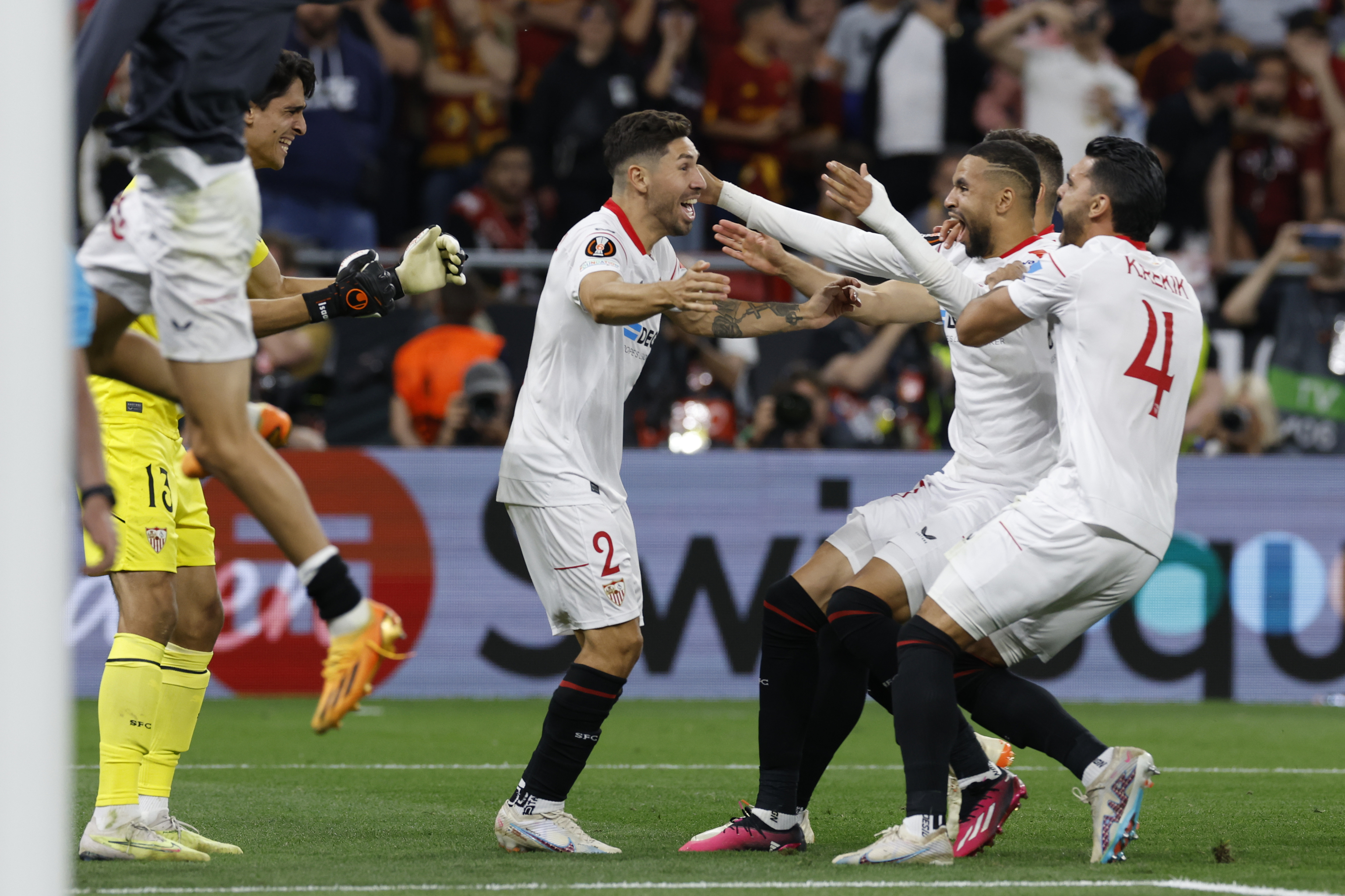 Los jugadores del Sevilla celebran el ttulo de la Europa League.
