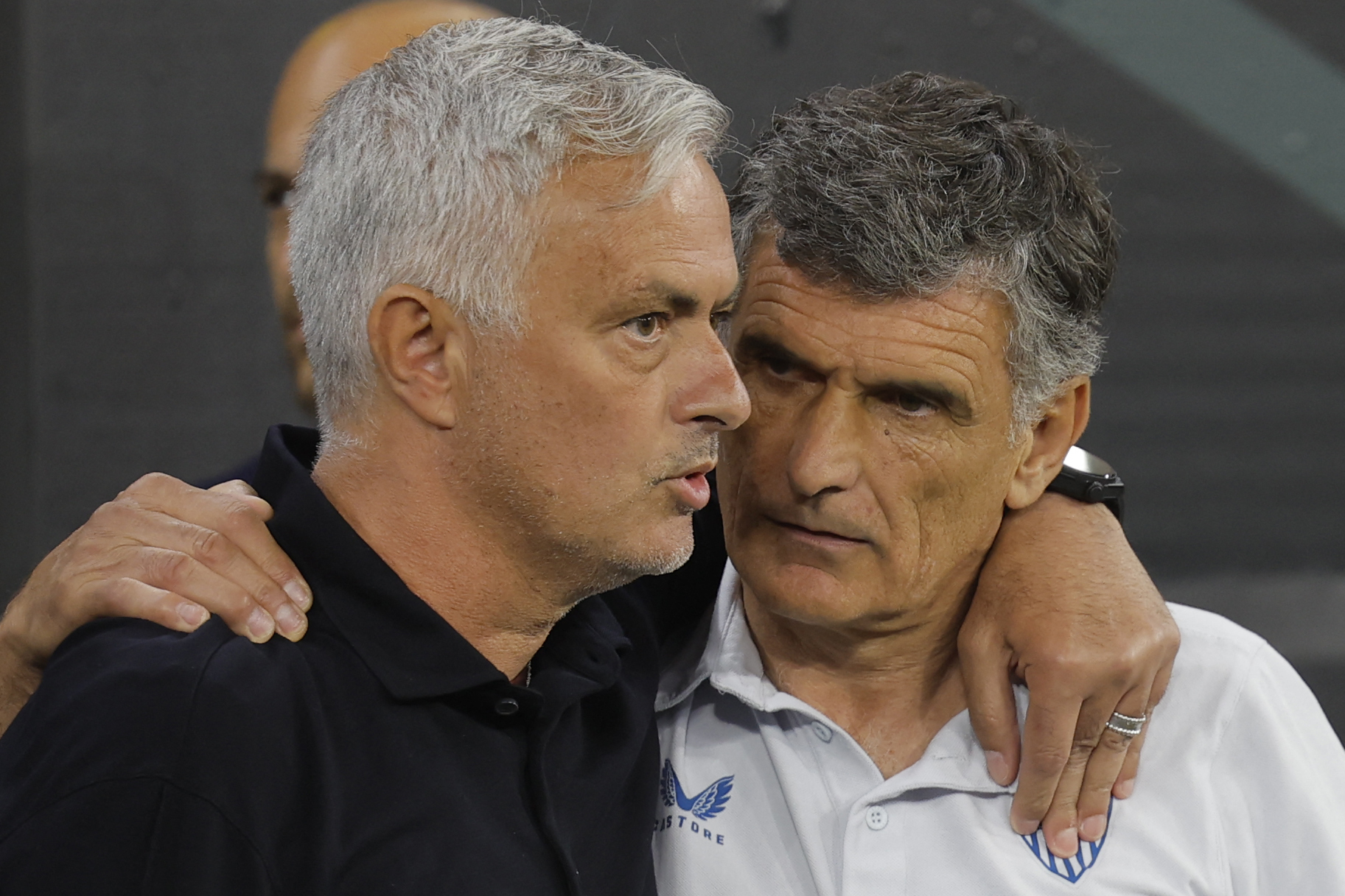 Mendilibar y Mourinho, abrazados.