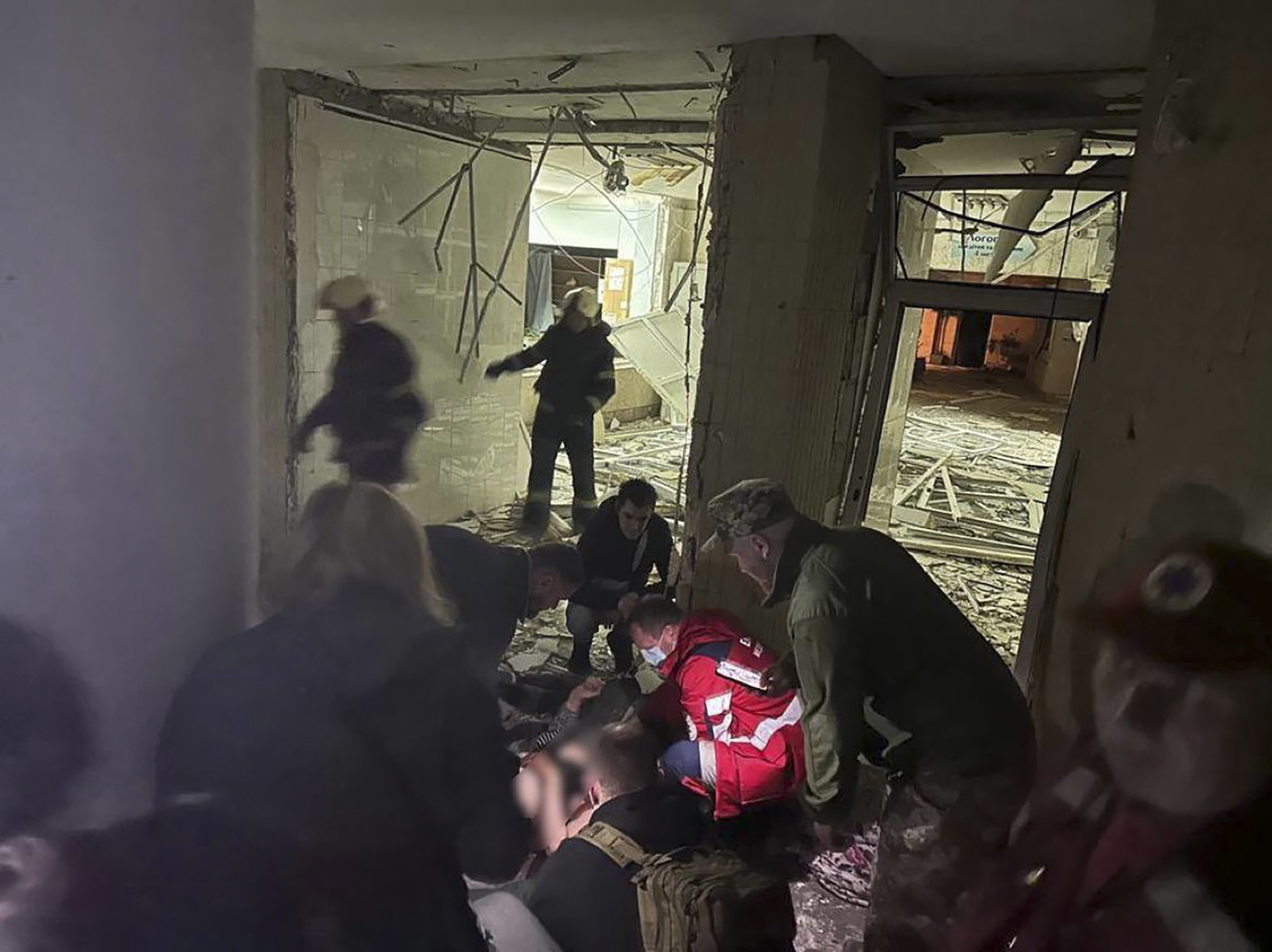 Tres muertos tras caer restos de cohetes sobre un centro de salud en Kiev.
