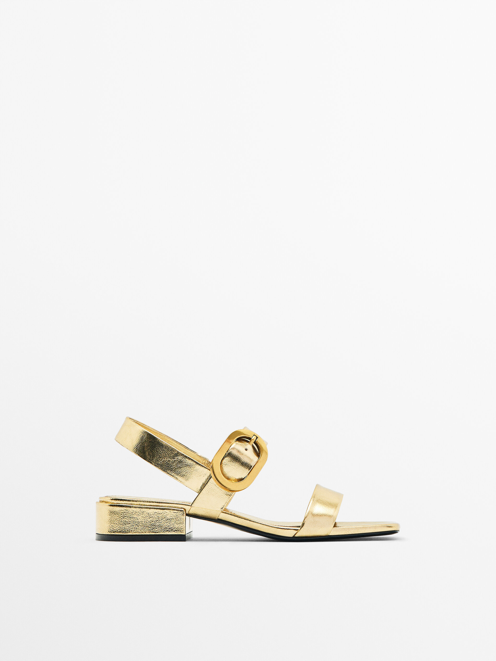 Zapatos elegantes y cmodos para una boda: sandalias de piel con hebilla de Massimo Dutti