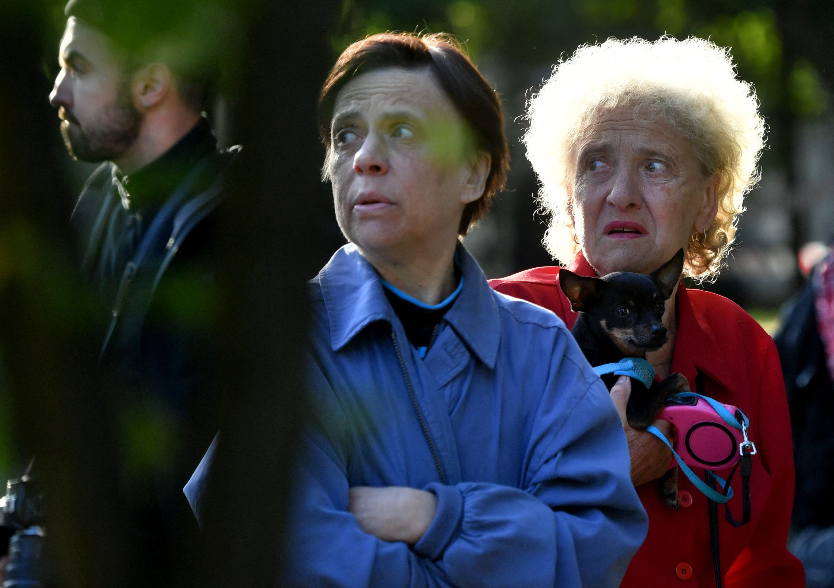 Vecinos de Kiev tras la muerte de una mujer por un misil lanzado por Rusia.