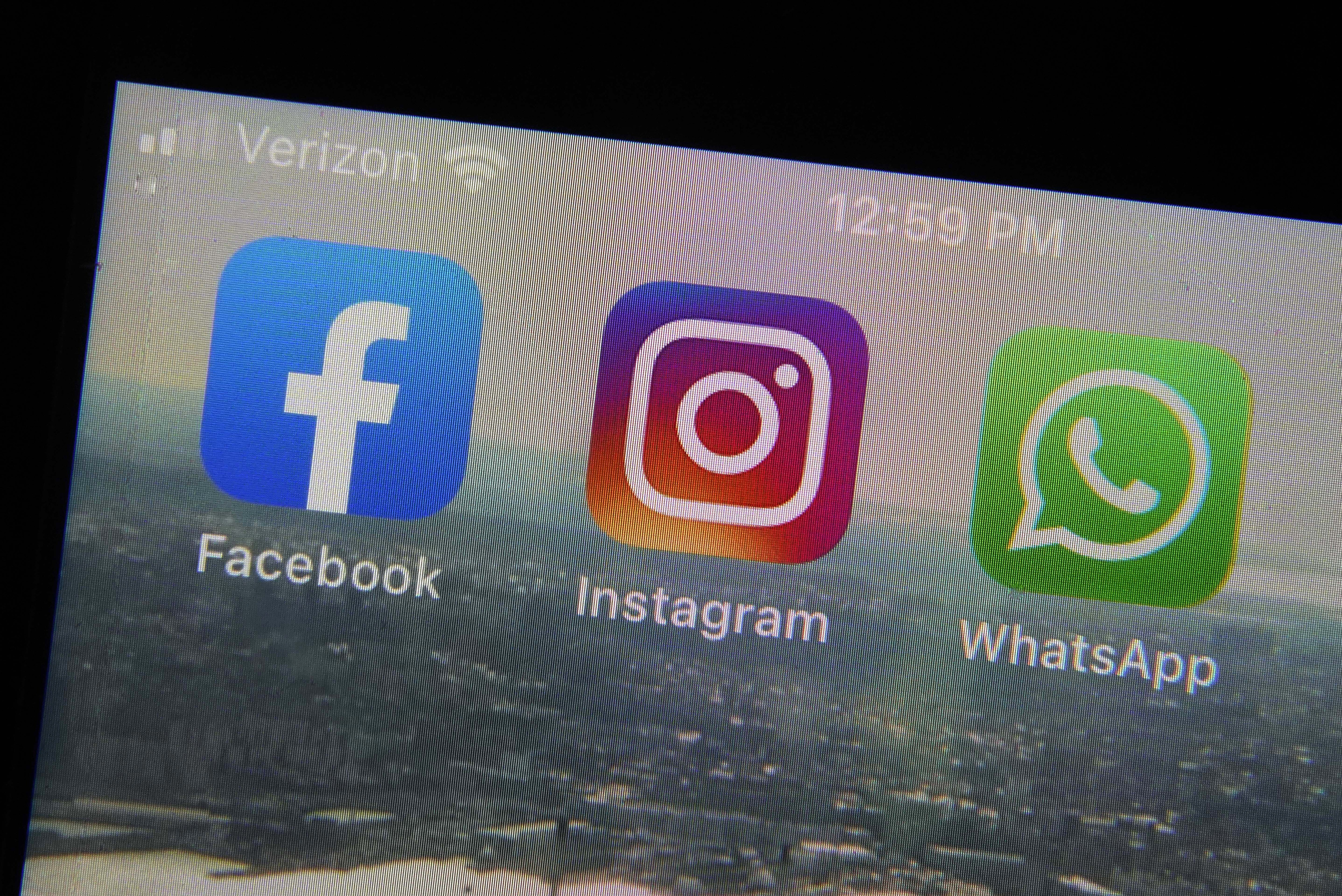 La app de Facebook e Instagram en una pantalla móvil.