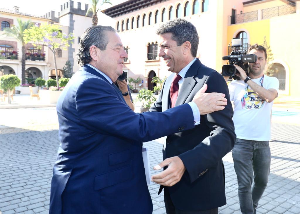 El empresario Vicente Boluda saluda a Carlos Mazn.