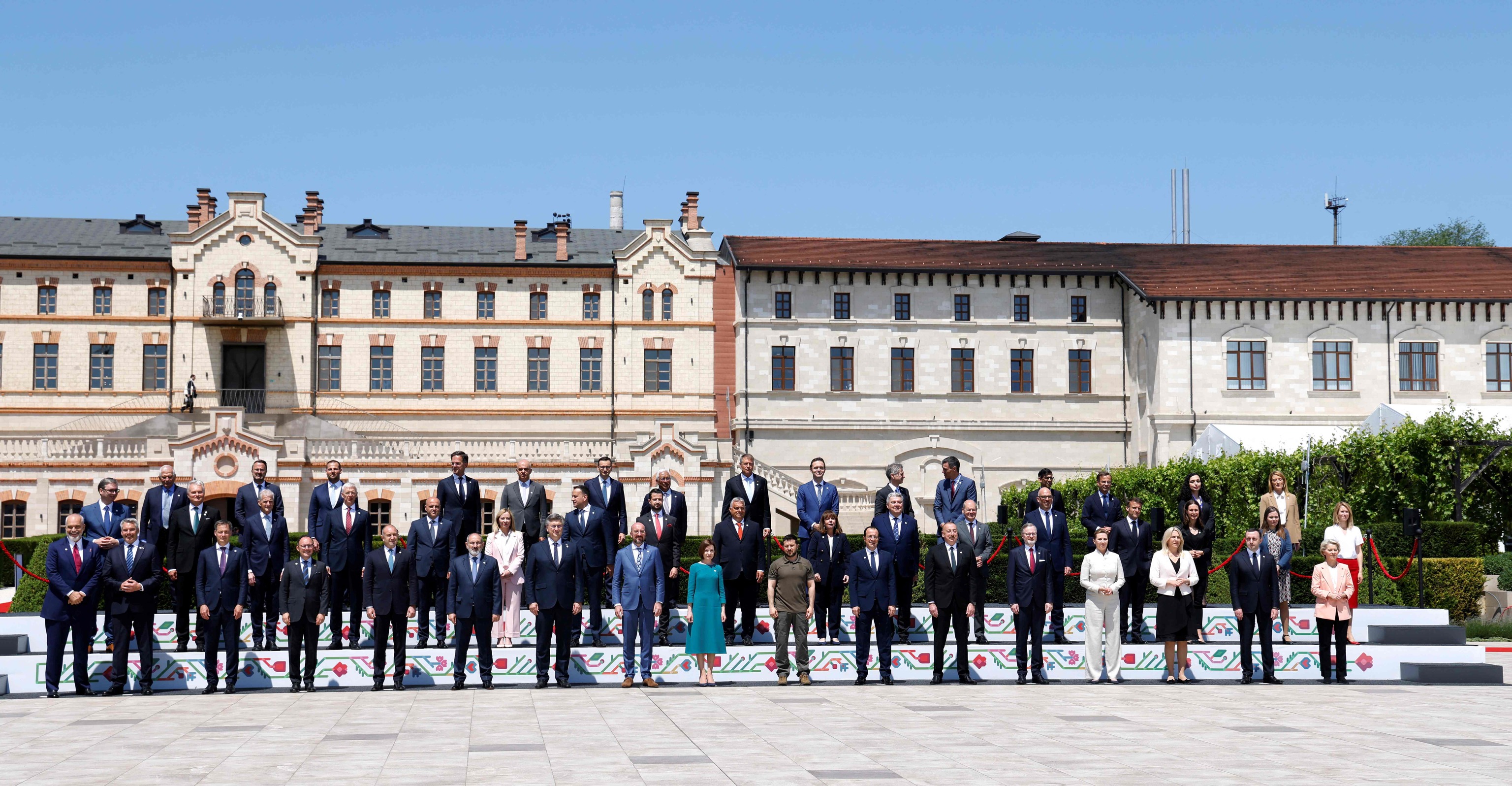 Foto de familia de los asistentes a la cumbre de la Comunidad Política Europea.