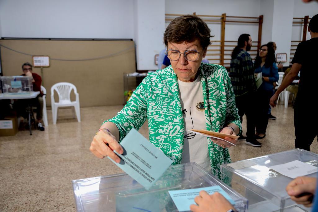 Antnia Jover, candidata de Baleares, votando el 28-M