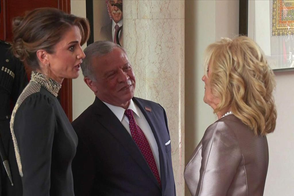 Jill Biden saluda a los reyes Abdalá y Rania de Jordania.
