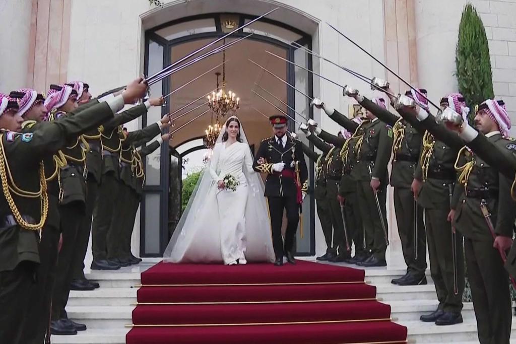 Arco de honor de los militares a los recién casados.