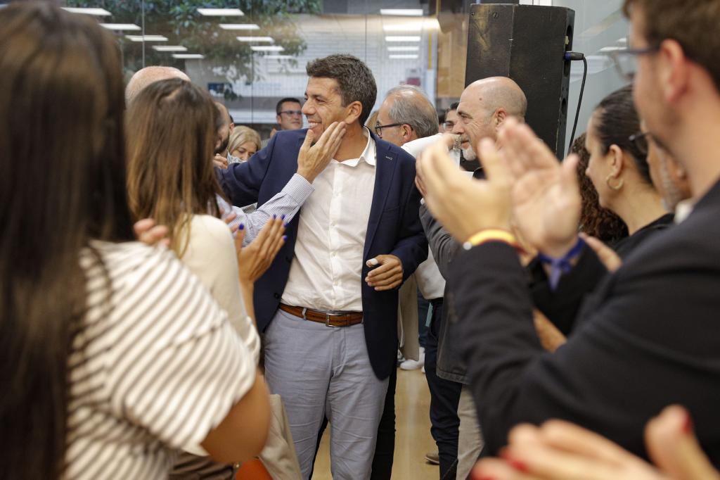 El presidente del PP valenciano, Carlos Mazón, aclamado por miembros de su partido.