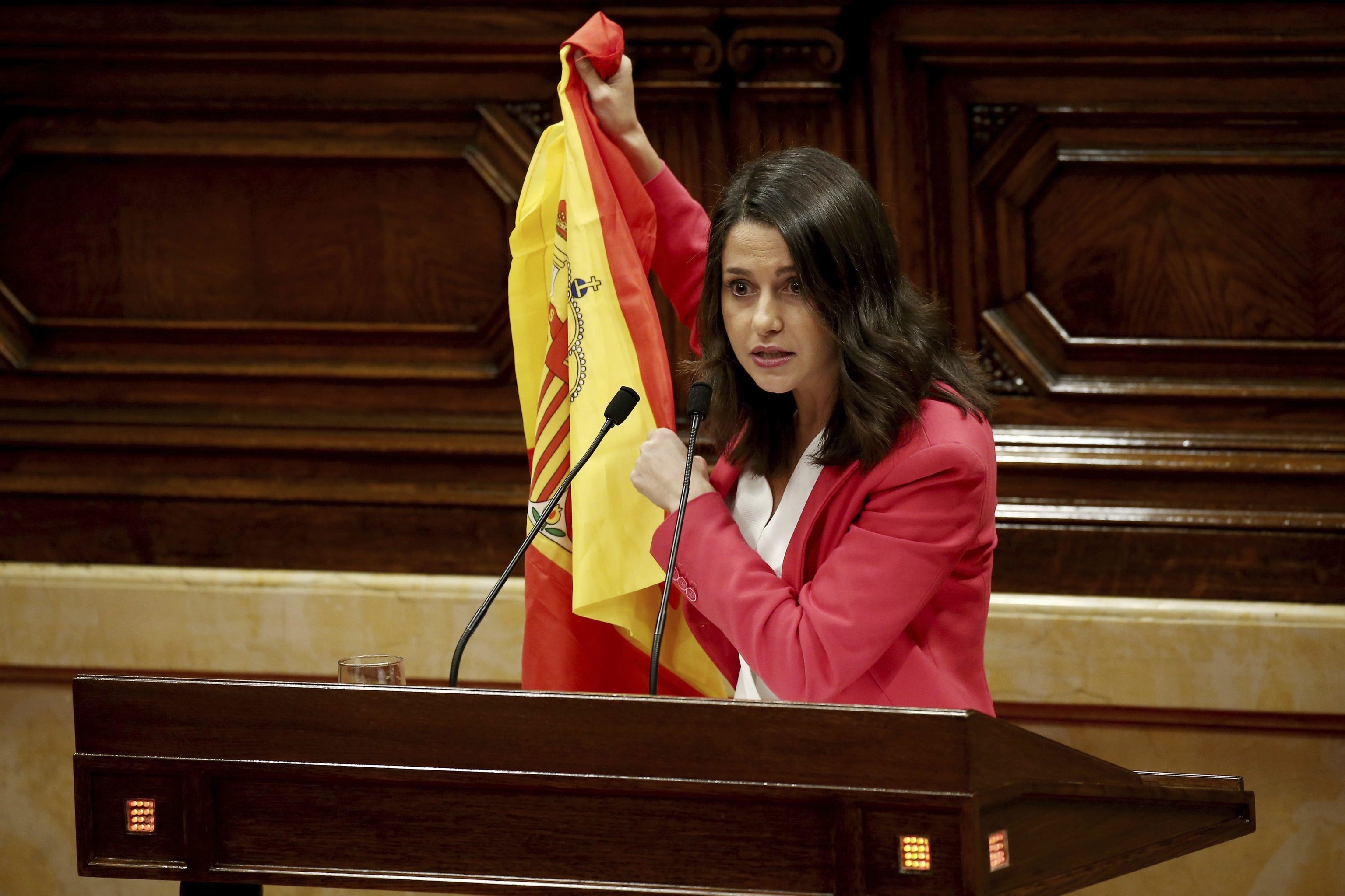 Inés Arrimadas, con una bandera de España, en el Parlament, en octubre de 2018.