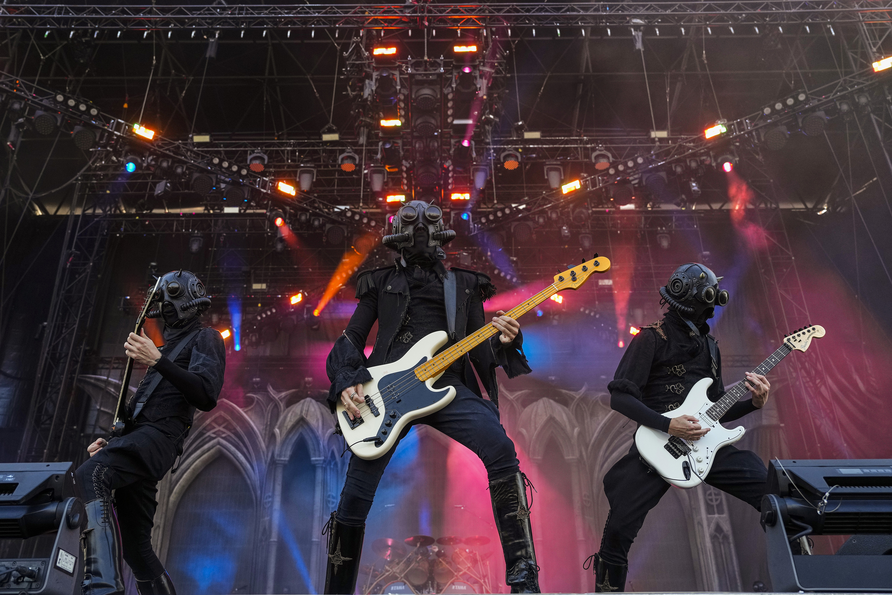 Miembros del grupo musical sueco Ghost actúan en el escenario durante su concierto en el marco del Primavera Sound.