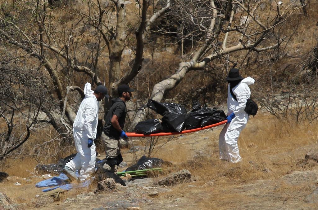 Hallan más de 40 bolsas con restos humanos en el oeste del México