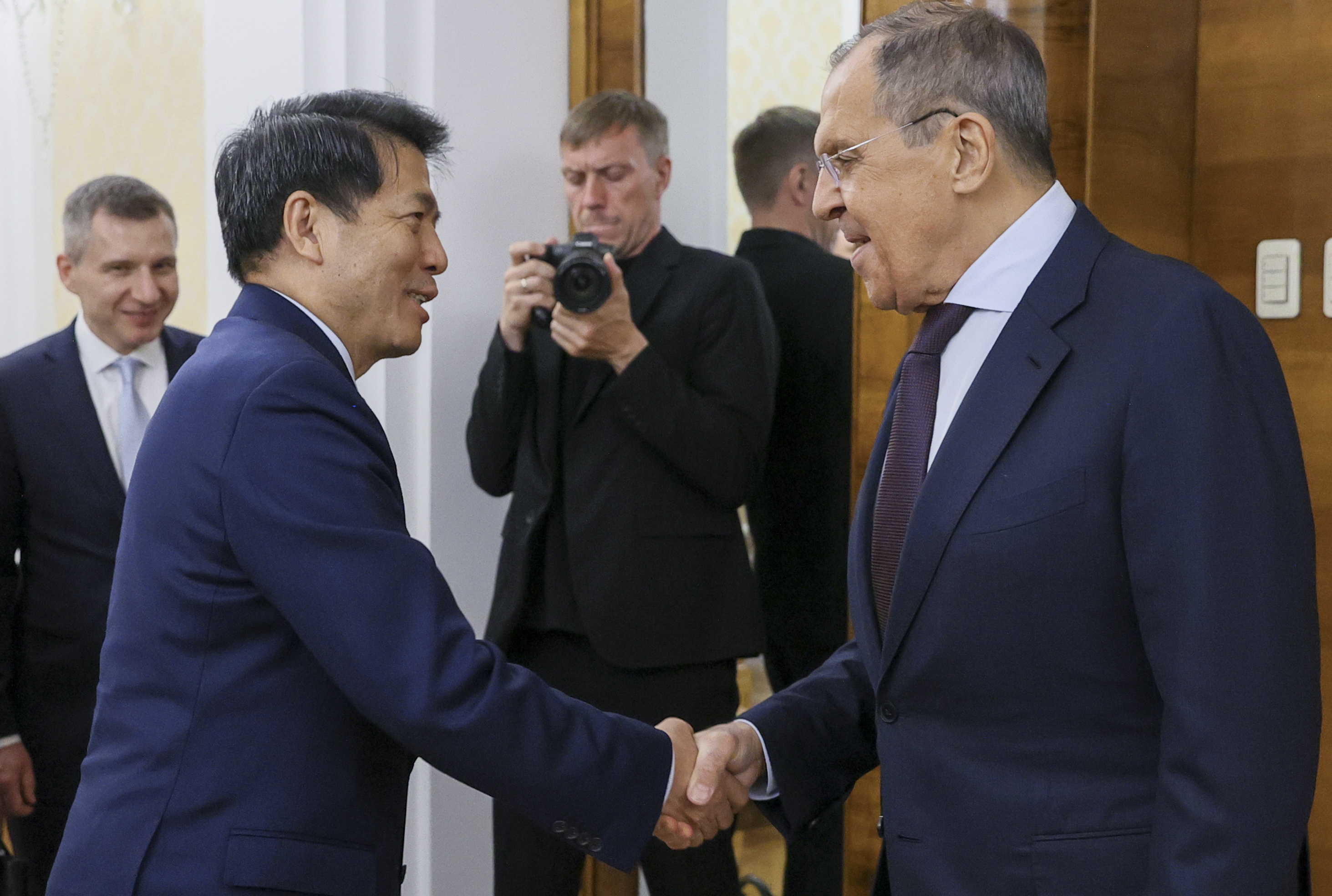 El dardo a Occidente del enviado de paz chino a Ucrania: «Dejar de echar más combustible al fuego es la mejor acción humanitaria»