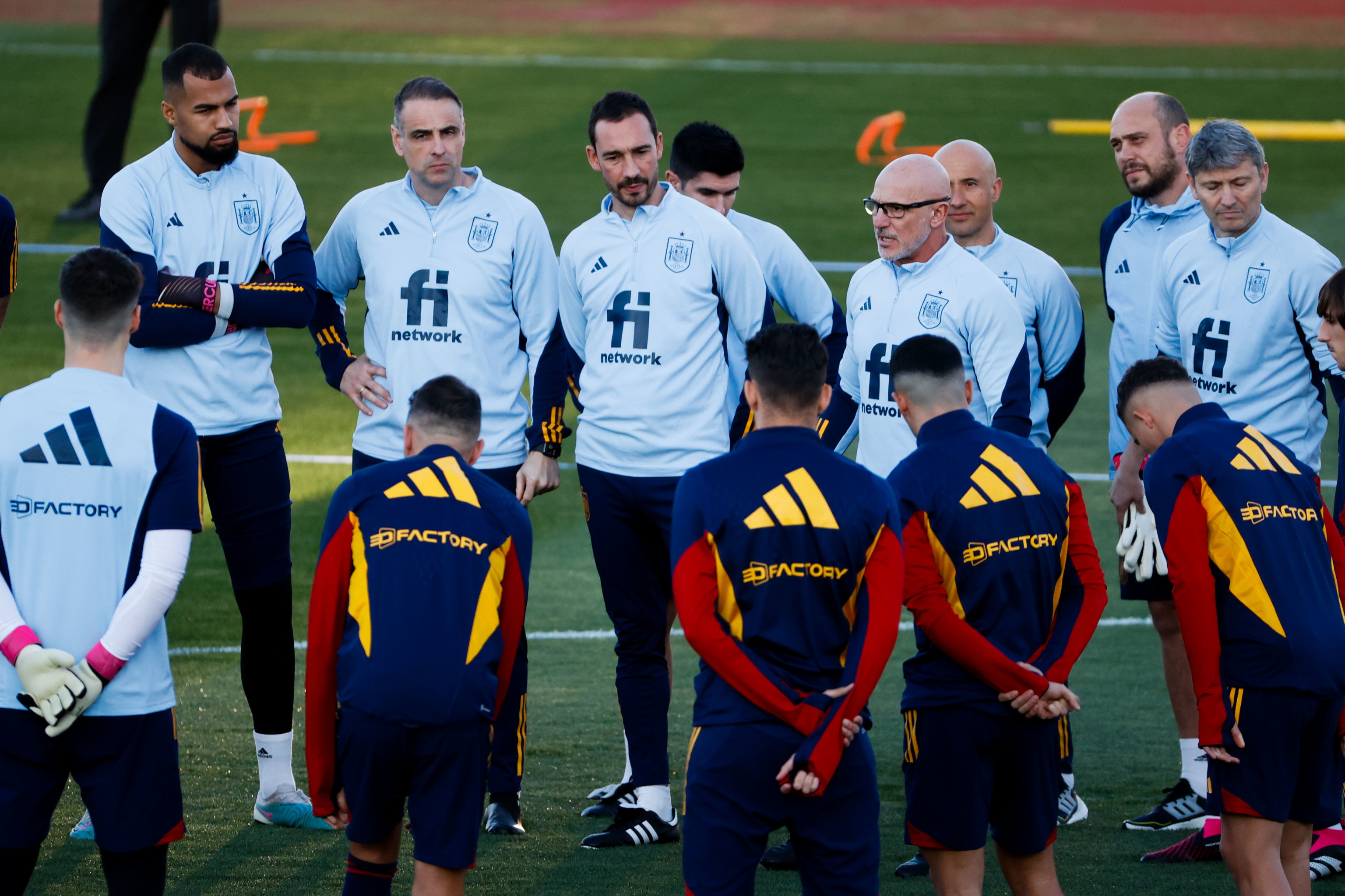 El entrenador Luis de la Fuente se dirige a los jugadores de la seleccin espaola durante un entrenamiento.