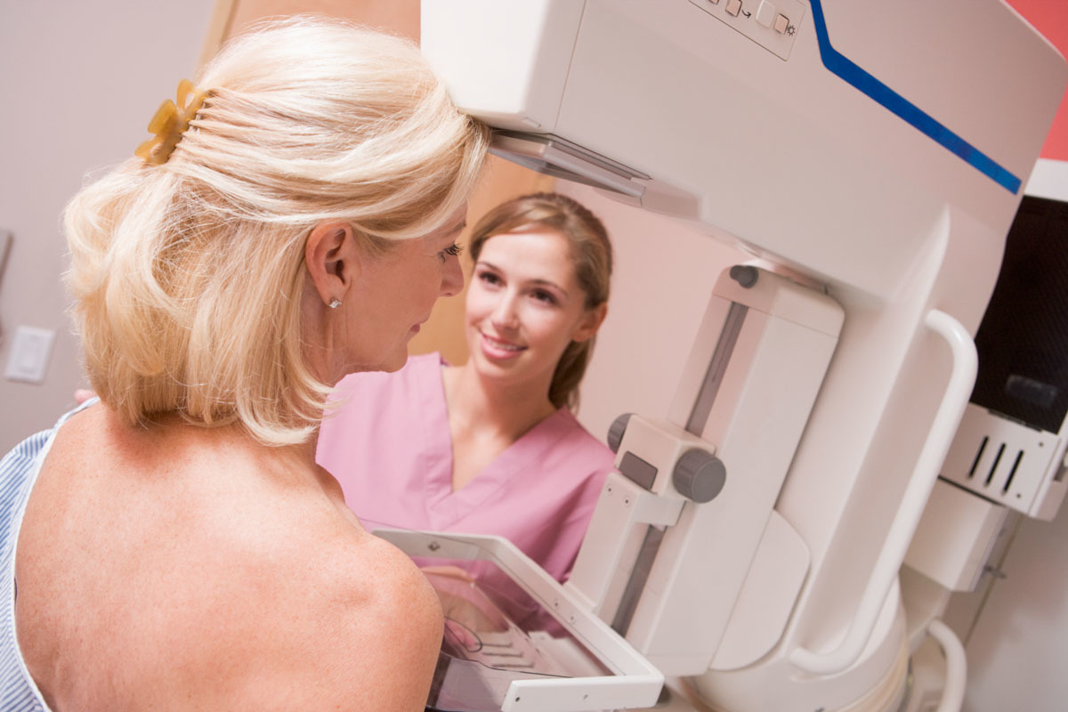 Una mujer durante la realización de una mamografía.