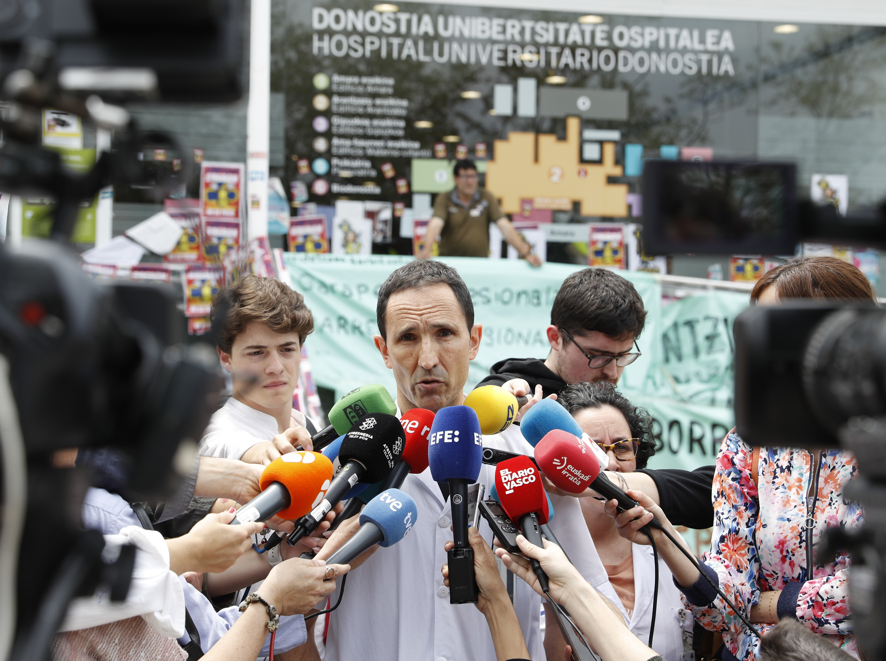 El subdirector médico de la OSI Donostialdea de Osakidetza, Xabier Zubeldia, ayer ante los medios.