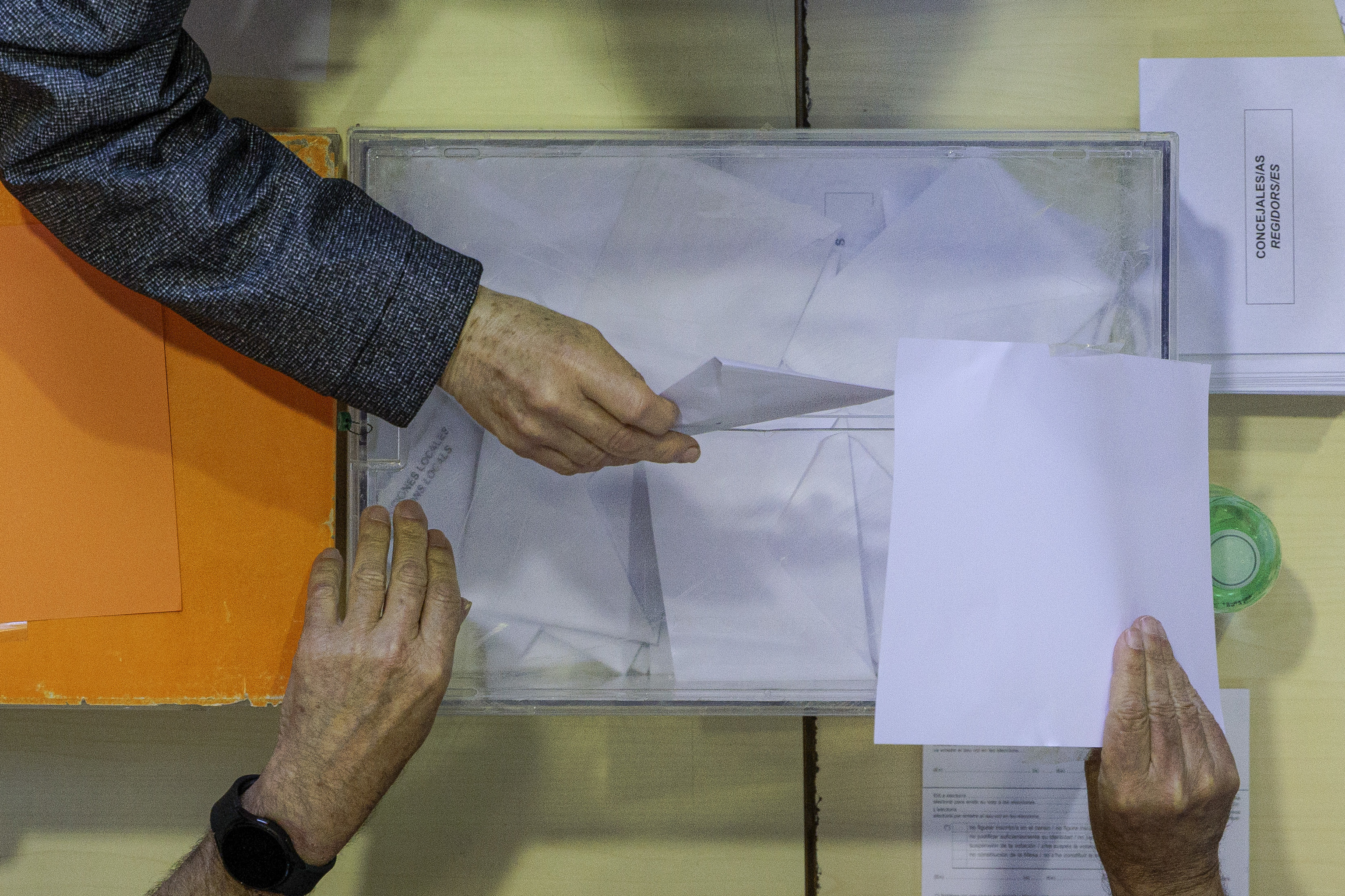 Un ciudadano deposita su voto en las pasadas elecciones municipales y autonómicas.