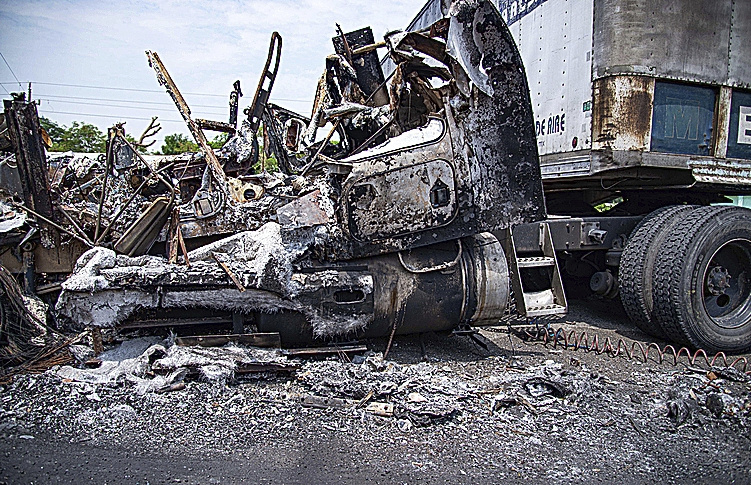 Vehículos incendiados usados como barricadas en Chiapas.