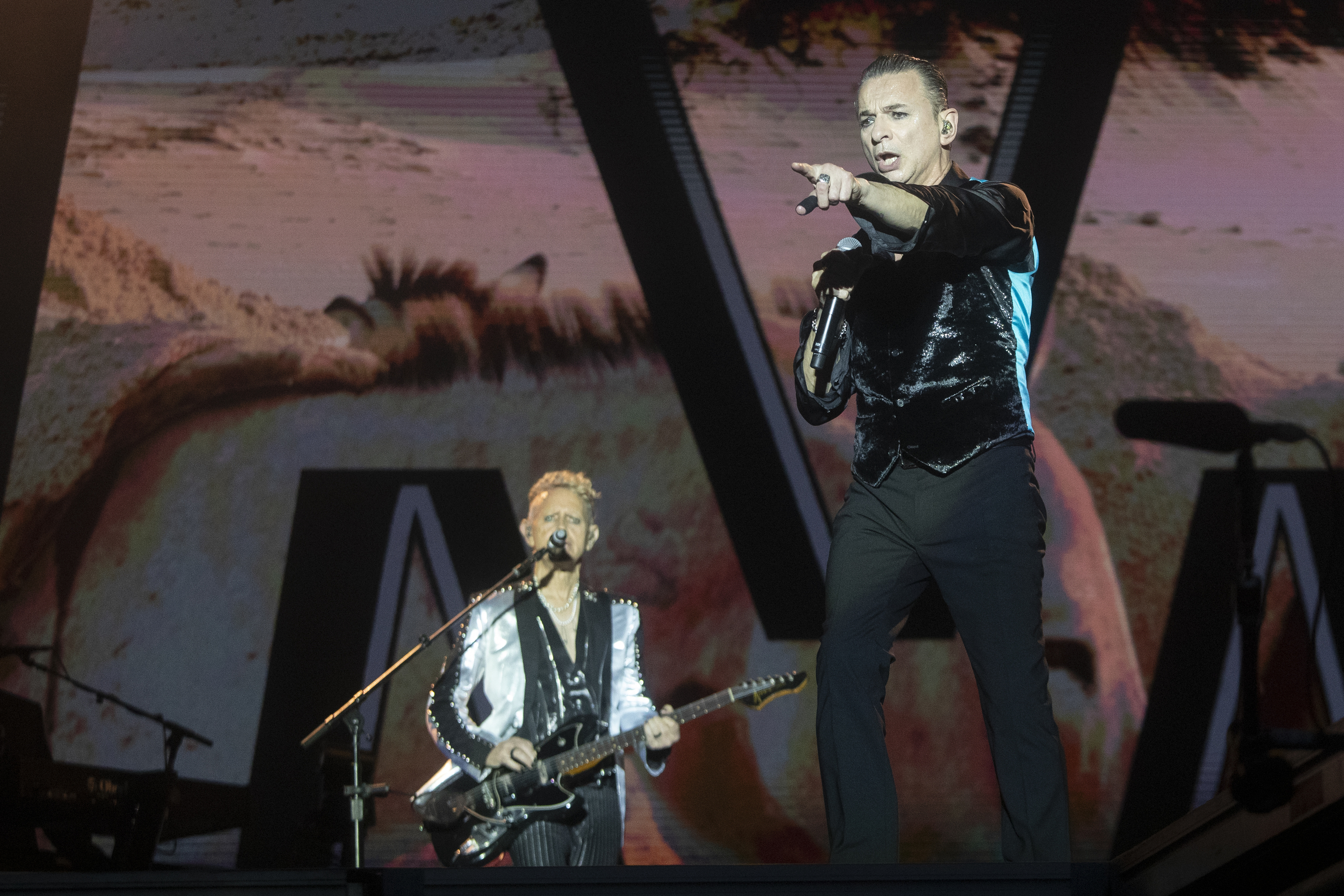 Depeche Mode en un momento de su actuación este viernes en Barcelona.