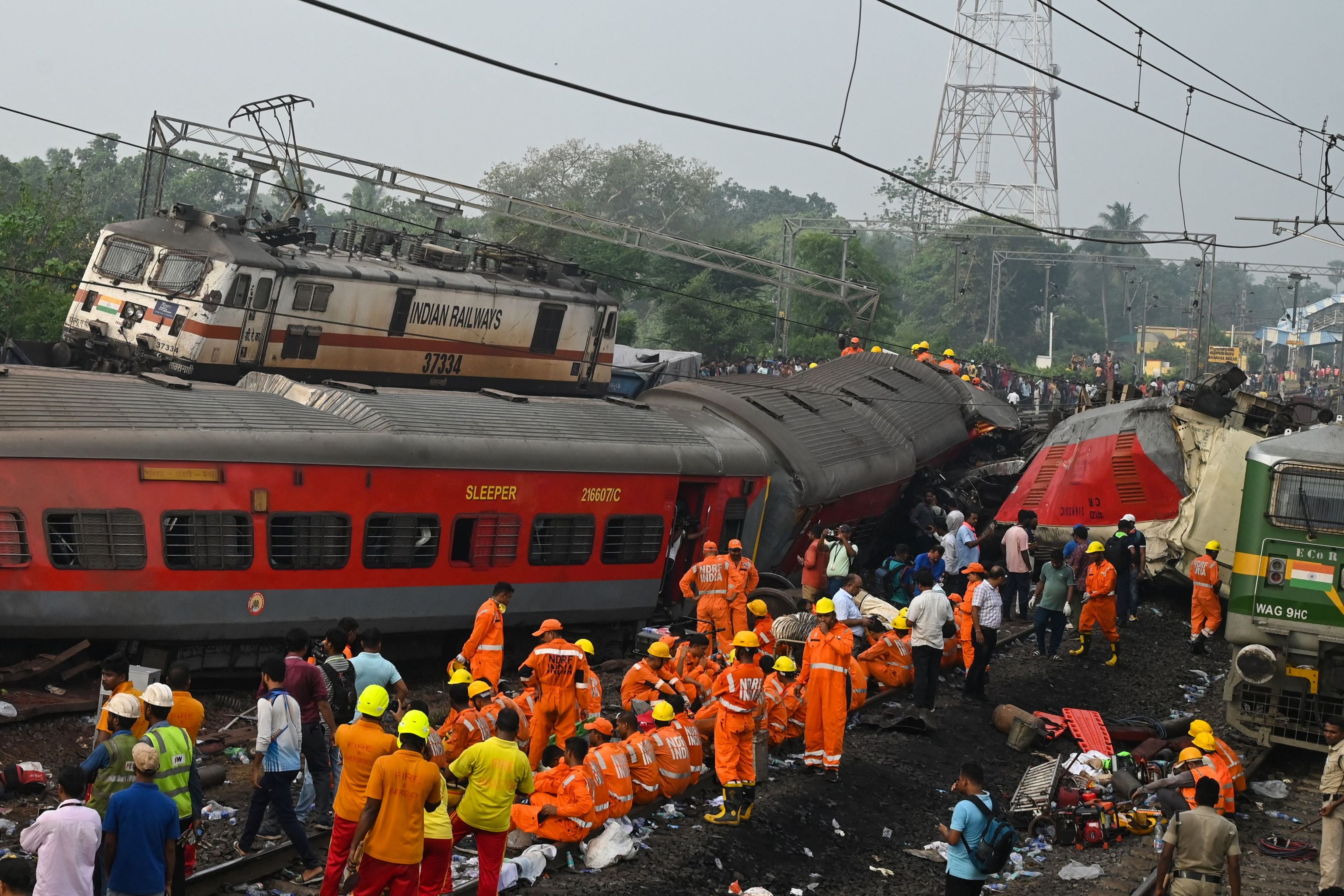 El triple accidente de tren deja ya casi 300 muertos en India