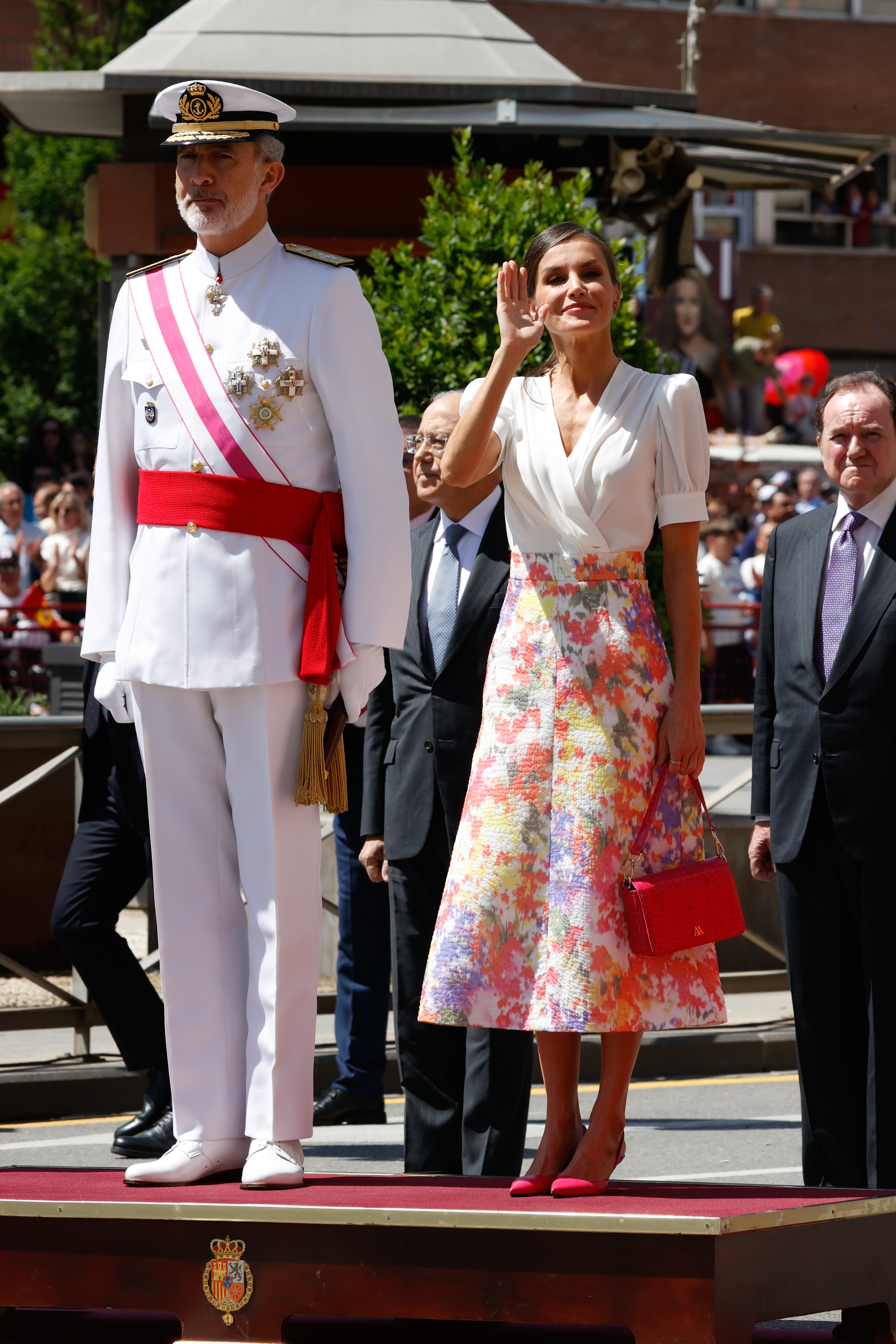 La Reina Letizia con una falda multicolor con guio flamenco en el Da de las Fuerzas Armadas