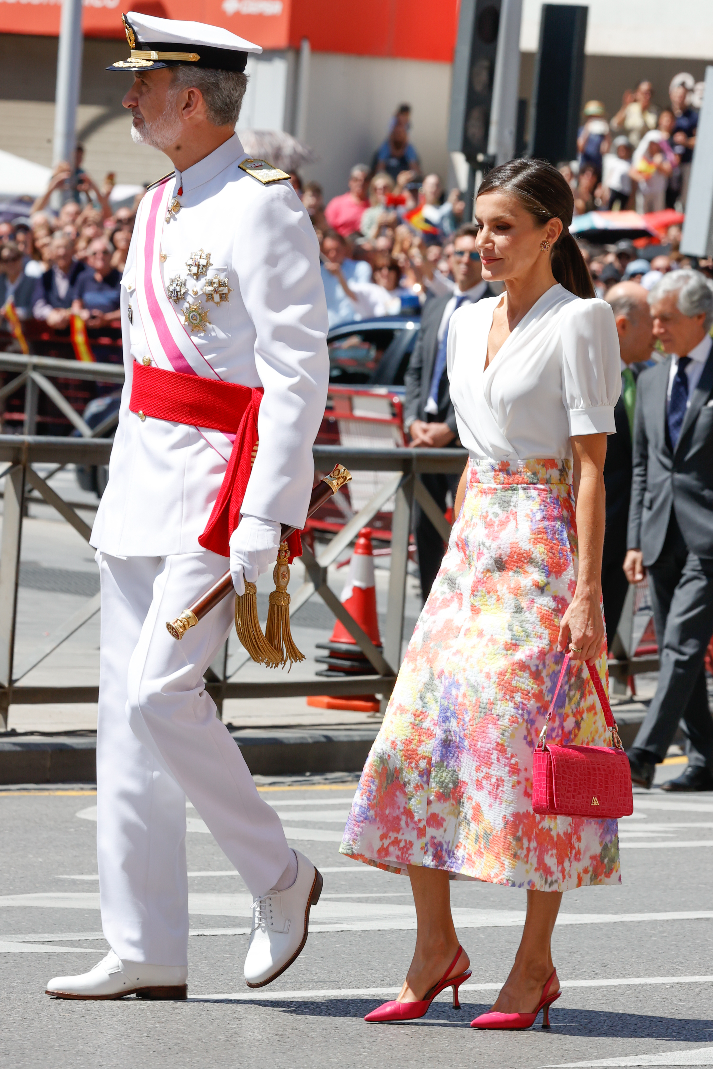 La Reina Letizia con una falda multicolor con guio flamenco en el Da de las Fuerzas Armadas