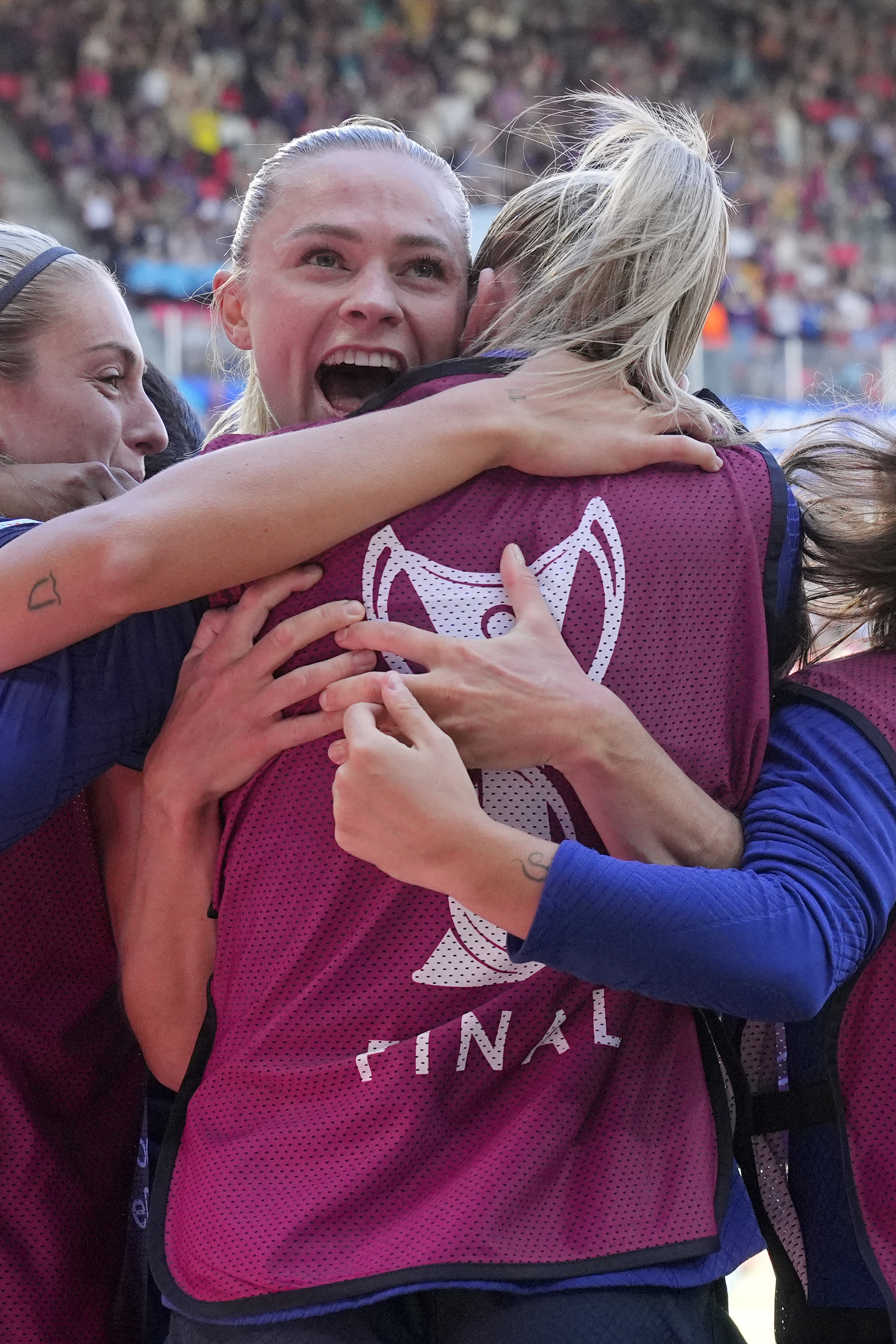 Rolfö abraza a sus compañeras tras el 3-2.