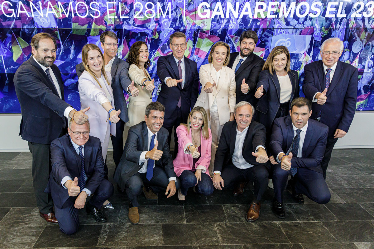 Foto de familia de los miembros del PP a su llegada a la Junta Directiva del PP, en la sede de Génova, a 30 de mayo de 2023, en Madrid