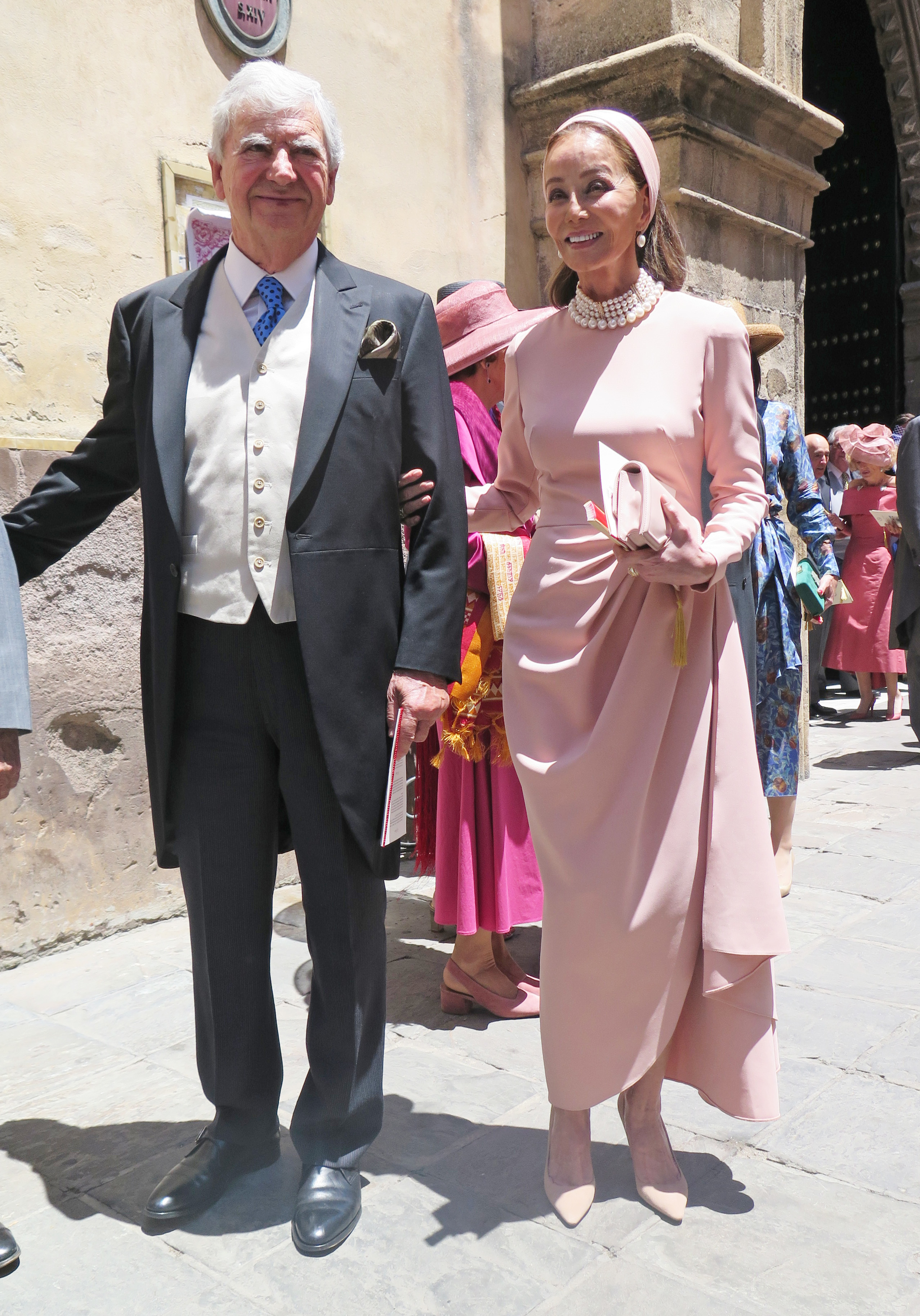Isabel Preysler, acompaada por Juan Arena (ex presidente de Bankinter) a la salida de la iglesia.
