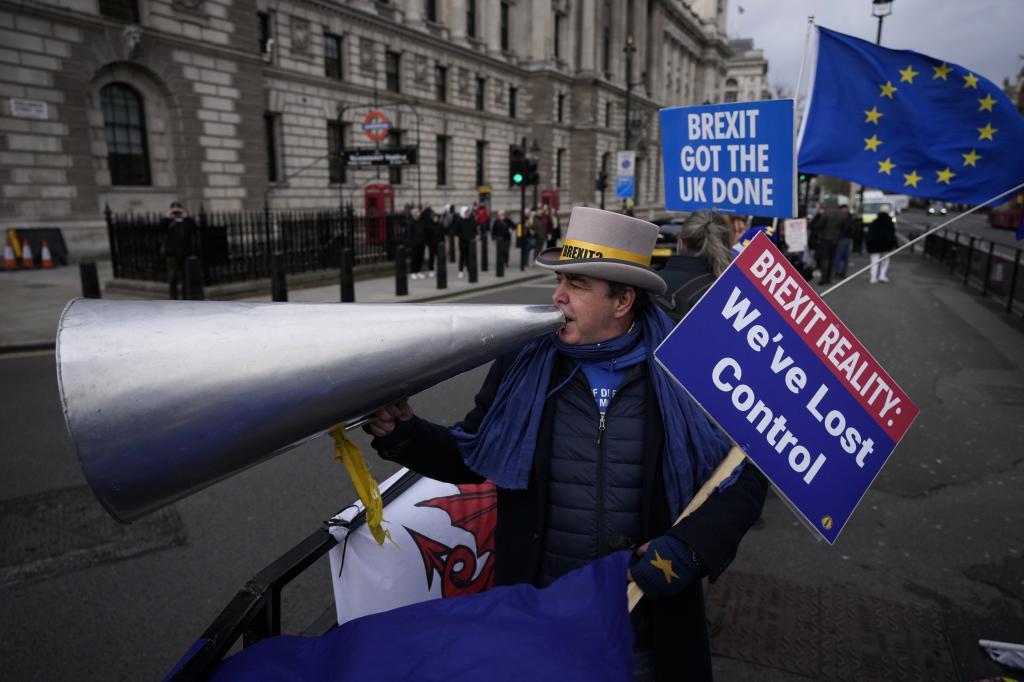 Steve Bray, en una protesta ante el Parlamento británico, en Londres.