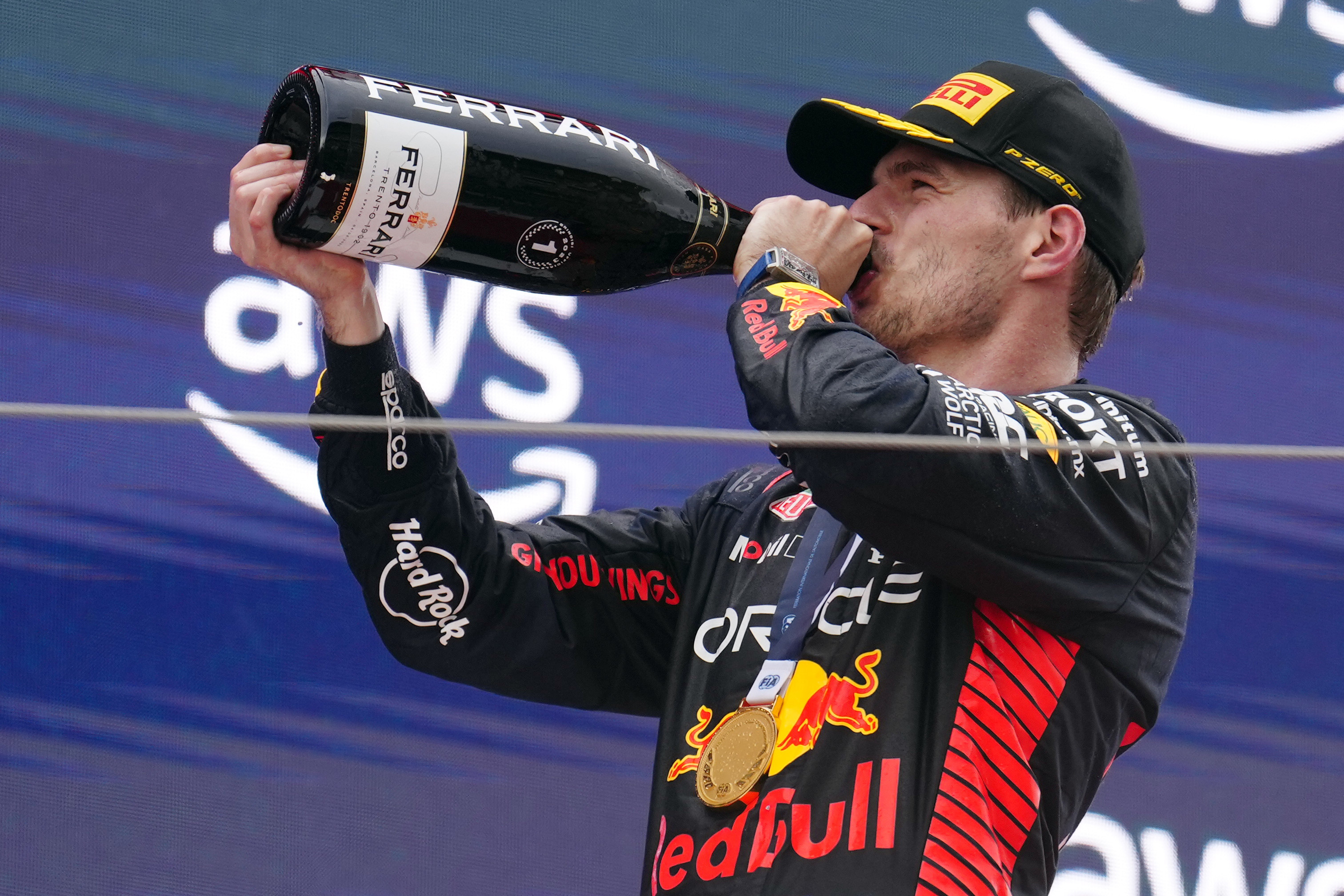 Verstappen celebra su victoria en Montmeló.