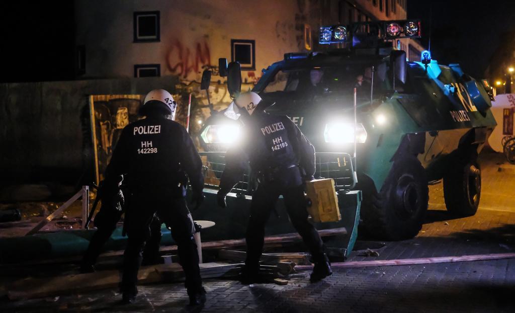 Manifestantes de extrema izquierda chocan con policías en Alemania