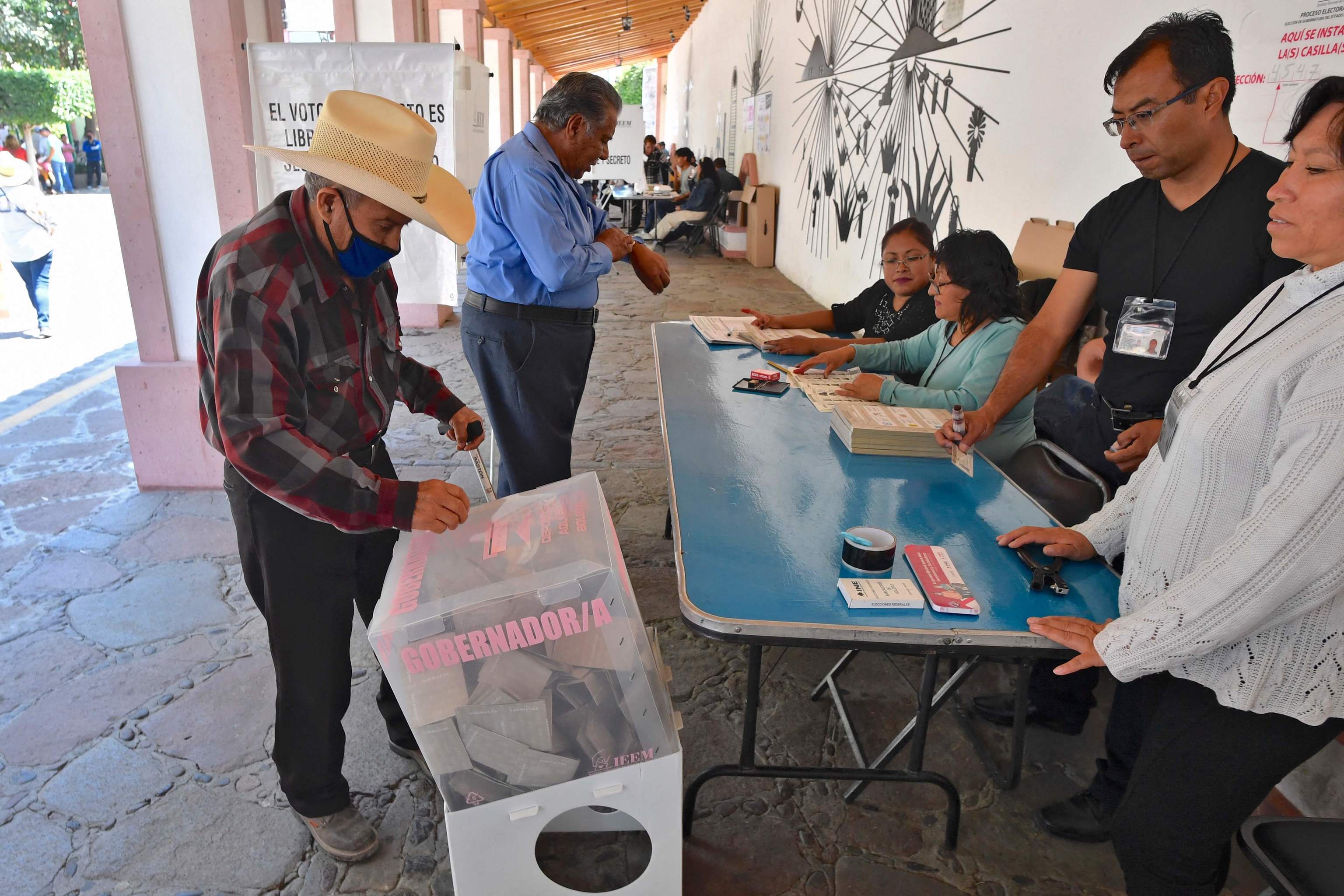 Un hombre votando ayer en México.