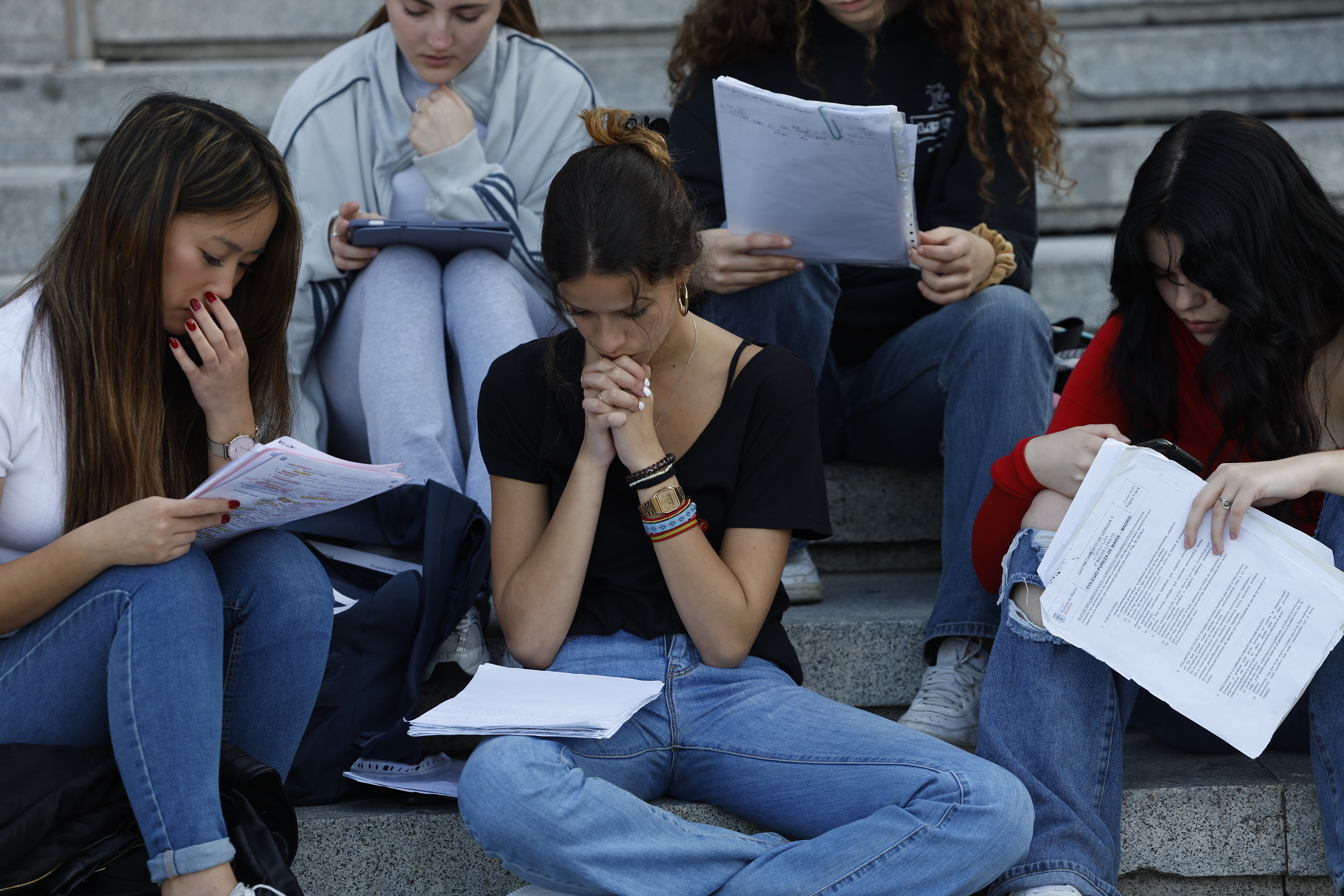 Estudiantes revisan sus apuntes antes de la EBAU