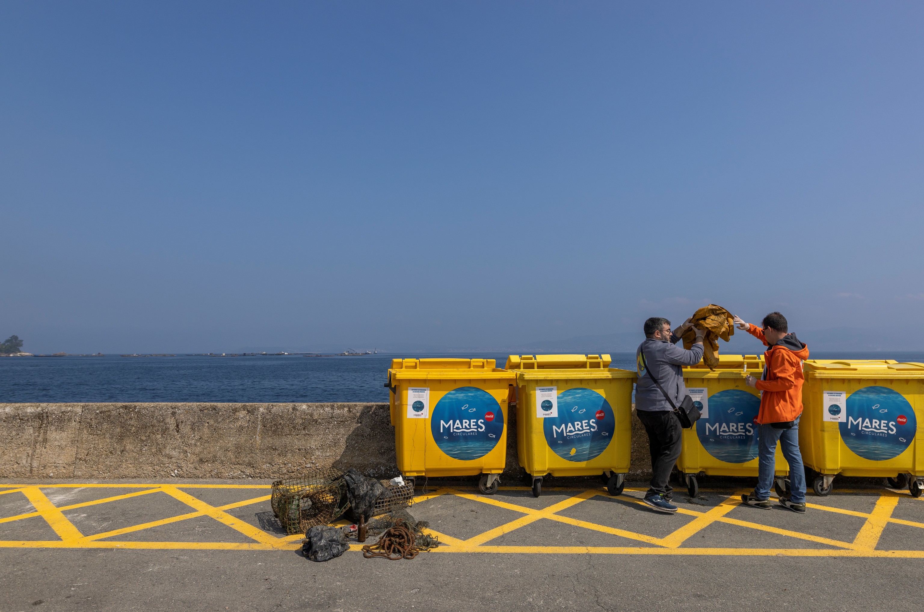De latas de cerveza a lavadoras chinas: una flota de voluntarios lleva a puerto 1.800 toneladas de basura marina