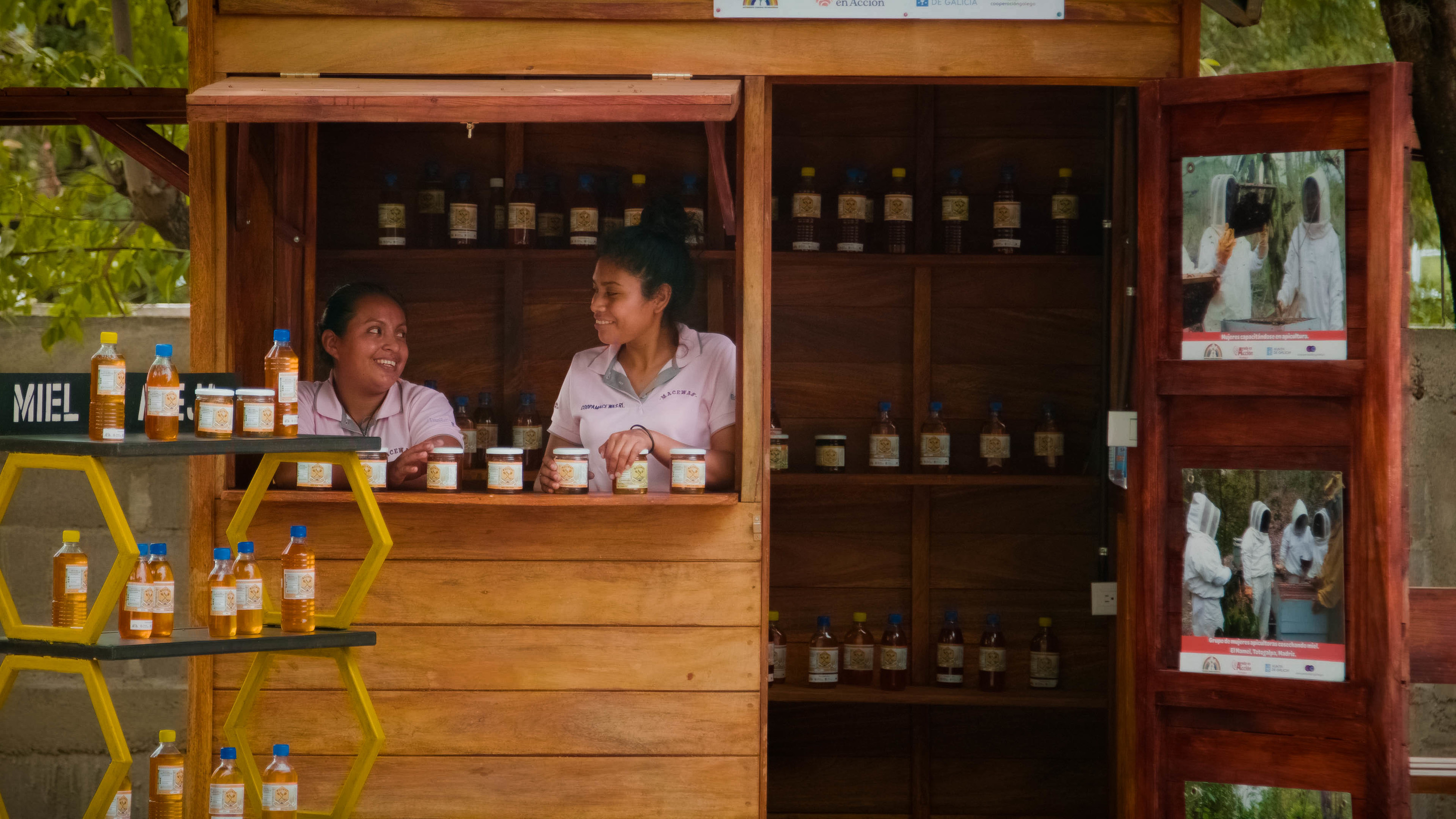 Karina Inestrosa (a la derecha), 27 aos, es maestra y tambin apicultora. Preside una cooperativa que aglutina a otras 23 mujeres.