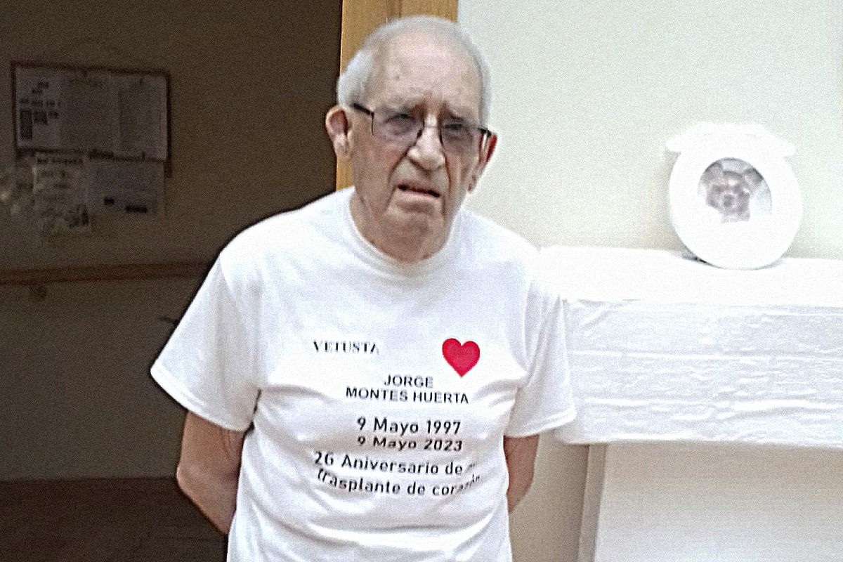 Jorge Montes, con una camiseta con la fecha de su trasplante de corazn.