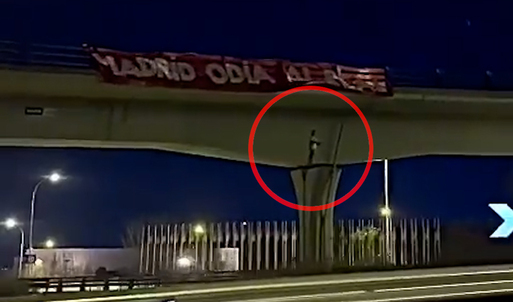 El mueco con la camiseta de Vinicius colgado en un puente de Madrid el pasado enero.