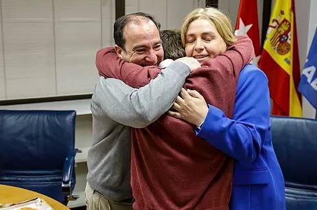 Almeida se abraza con Carabante y Sanz, tras ganar las elecciones.