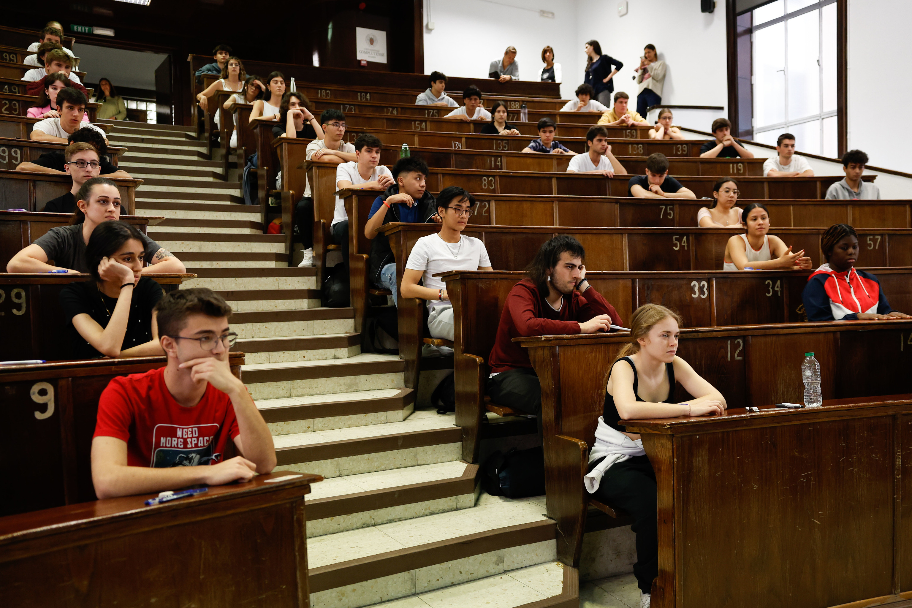 Varios estudiantes comienzan su primer examen de la  Ebau  en Madrid