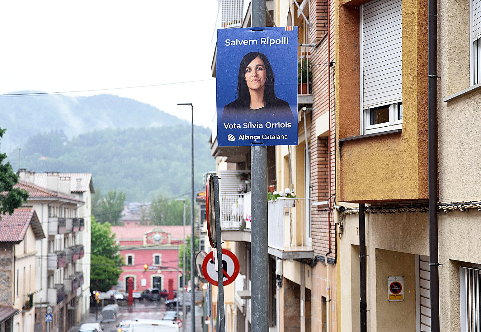 Cartel electoral de Aliana Catalana en Ripoll (Gerona). Elecciones municipales 28-M