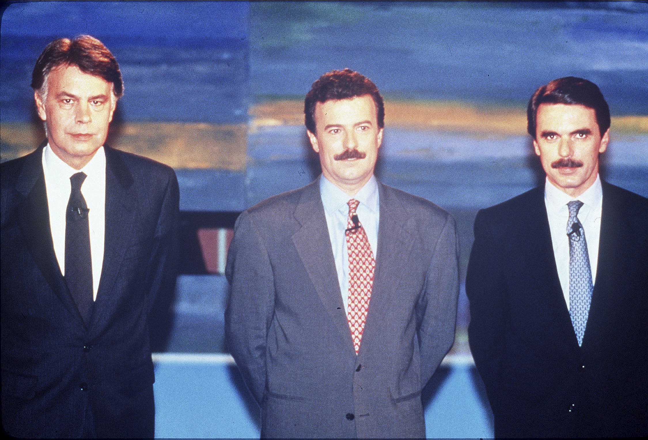 Felipe González y José María Aznar posan con el moderador del debate, Manuel Campo Vidal, en 1993.