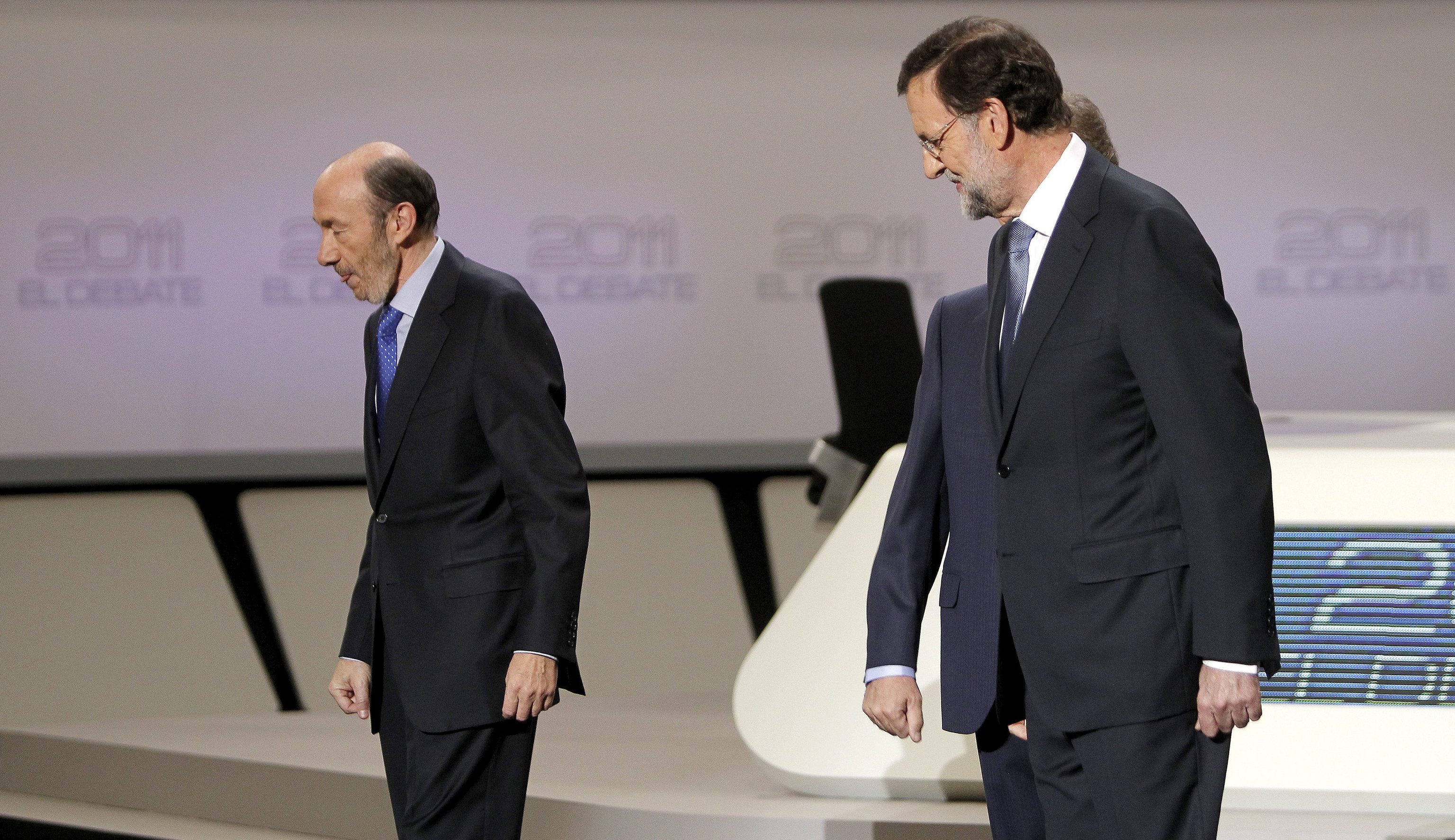 Alfredo Prez Rubalcaba y Mariano Rajoy, al inicio del debate de 2011.