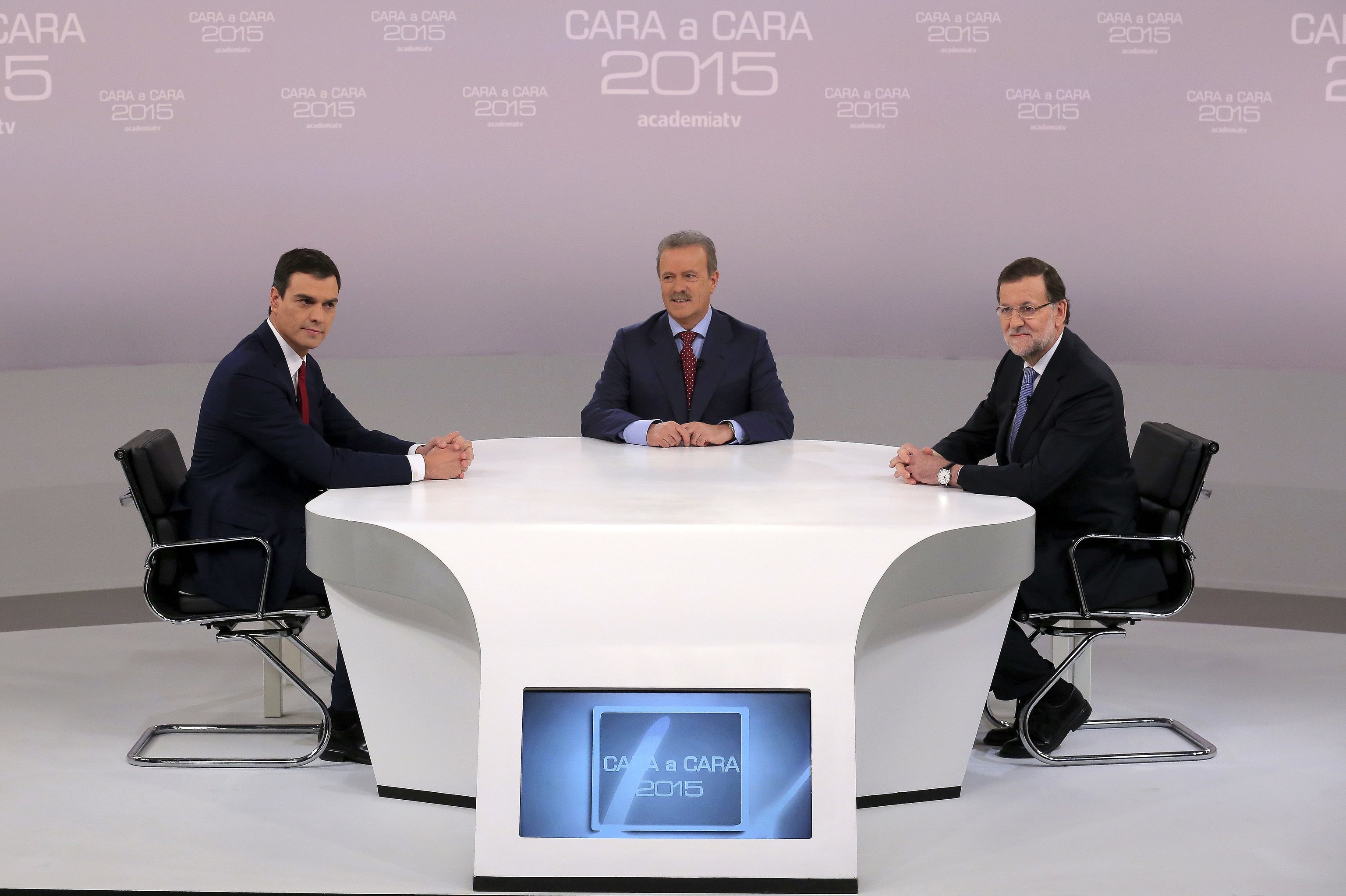 Pedro Snchez y Mariano Rajoy, junto al moderador, en el cara a cara de 2015.