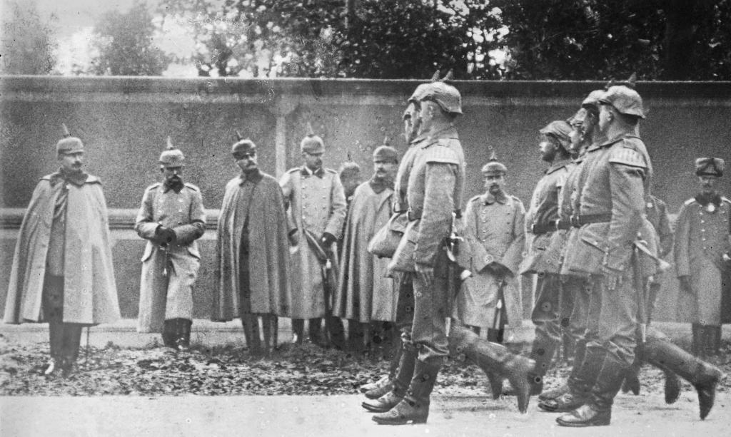Guillermo II pasa revista a tropas prusianas en 1914.