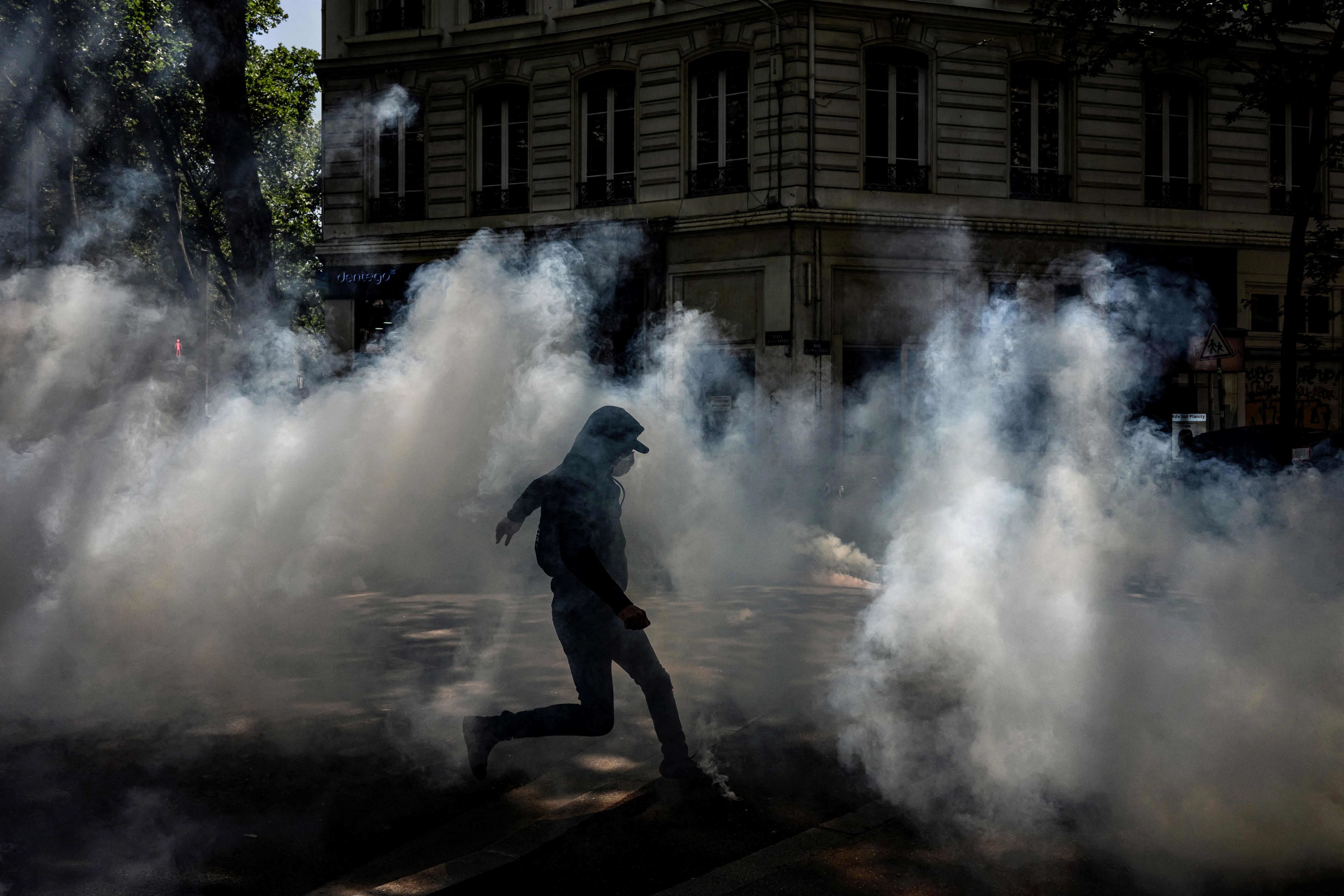 Un hombre entre gases lacrimógenos en una manifestación, este martes en Lion.
