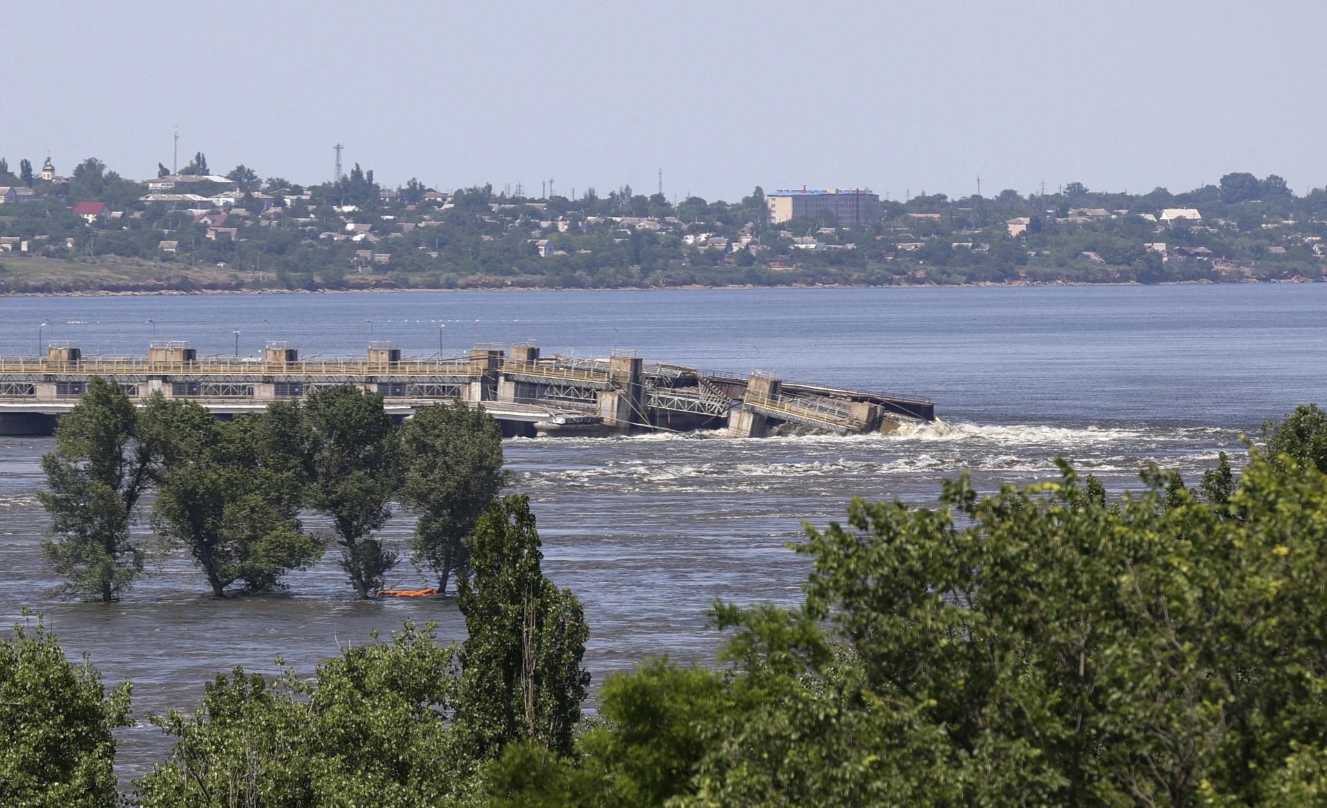 Vista de los daños en la presa de Nova Kajovka