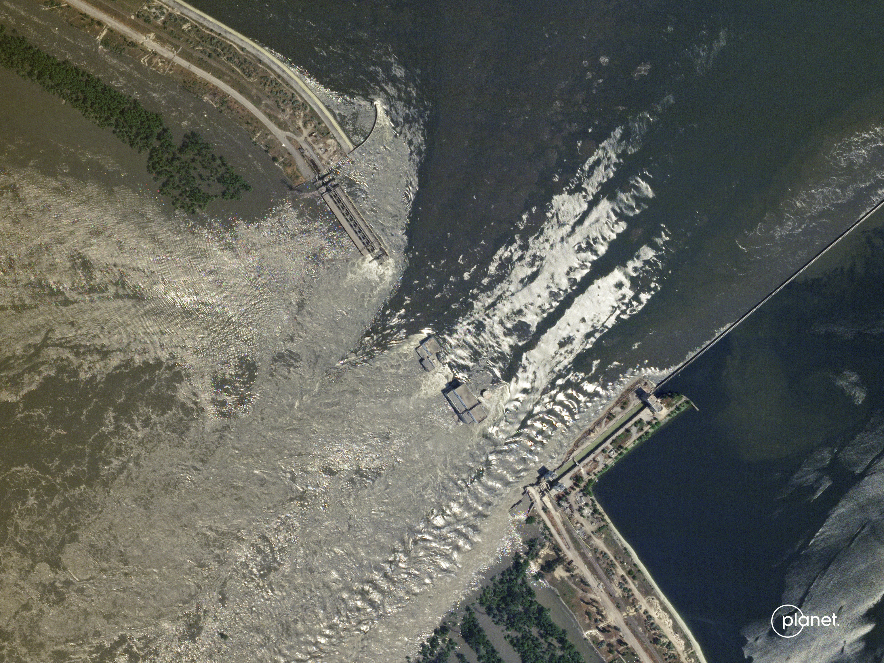 Una imagen de satélite muestra la presa de Nova Kajovka, el martes.